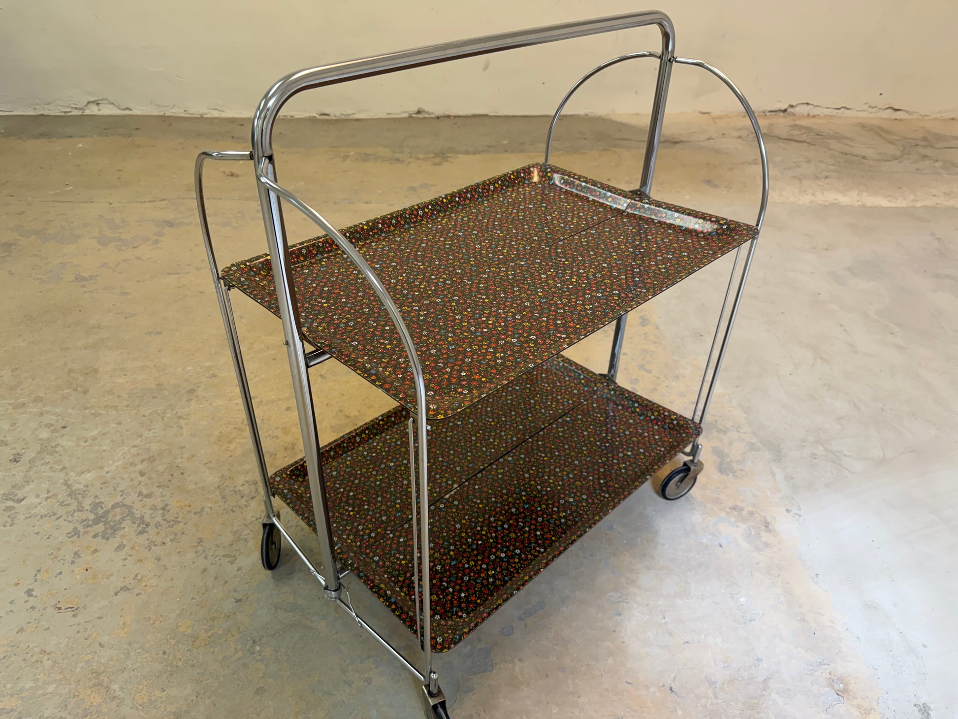Dinette Servierwagen mit Blümchen und Chrom
