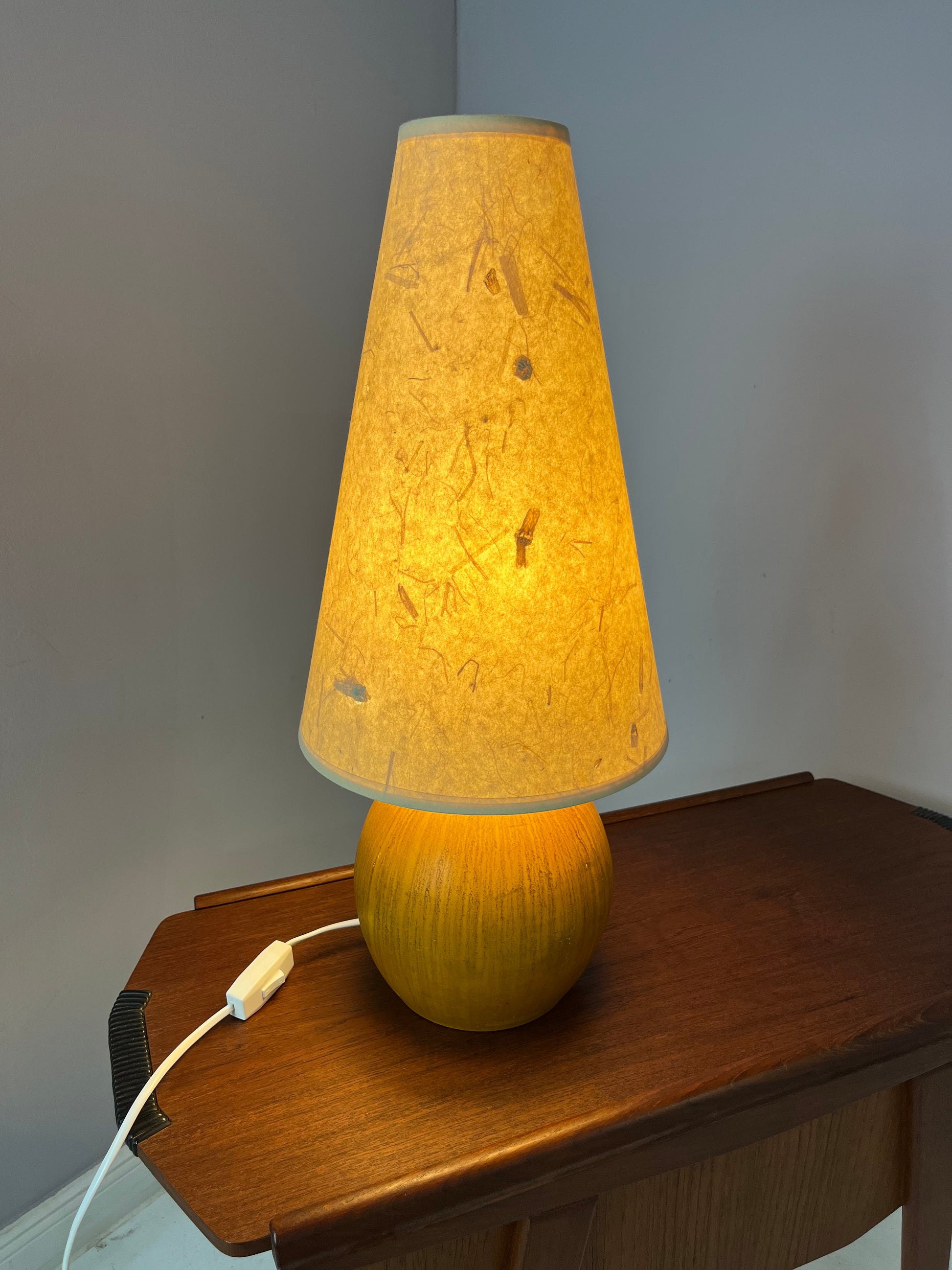 Kugeltischlampe Keramik mit Naturfaser Schirm