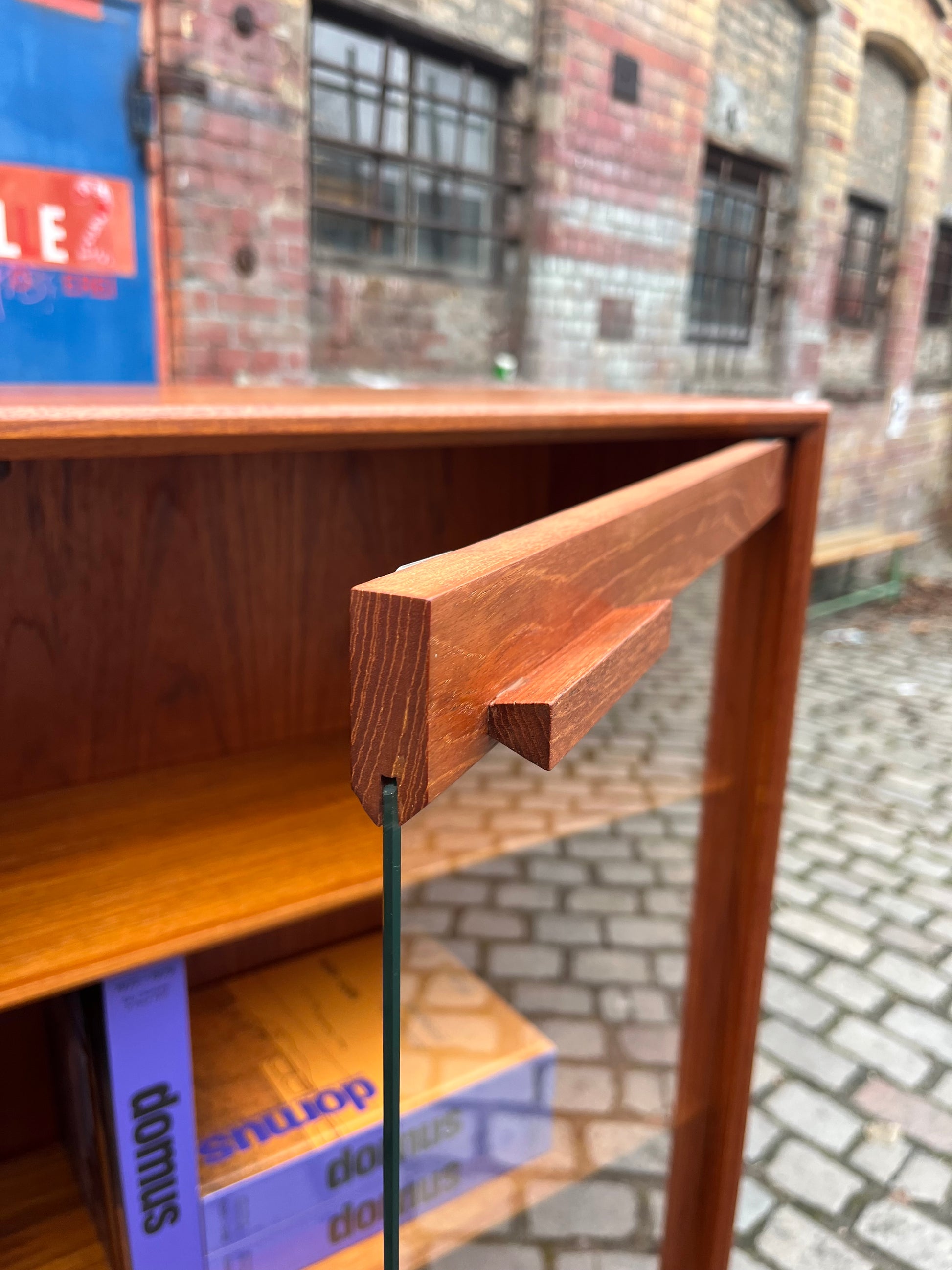 Vitrine Teak mit Hairpin Legs