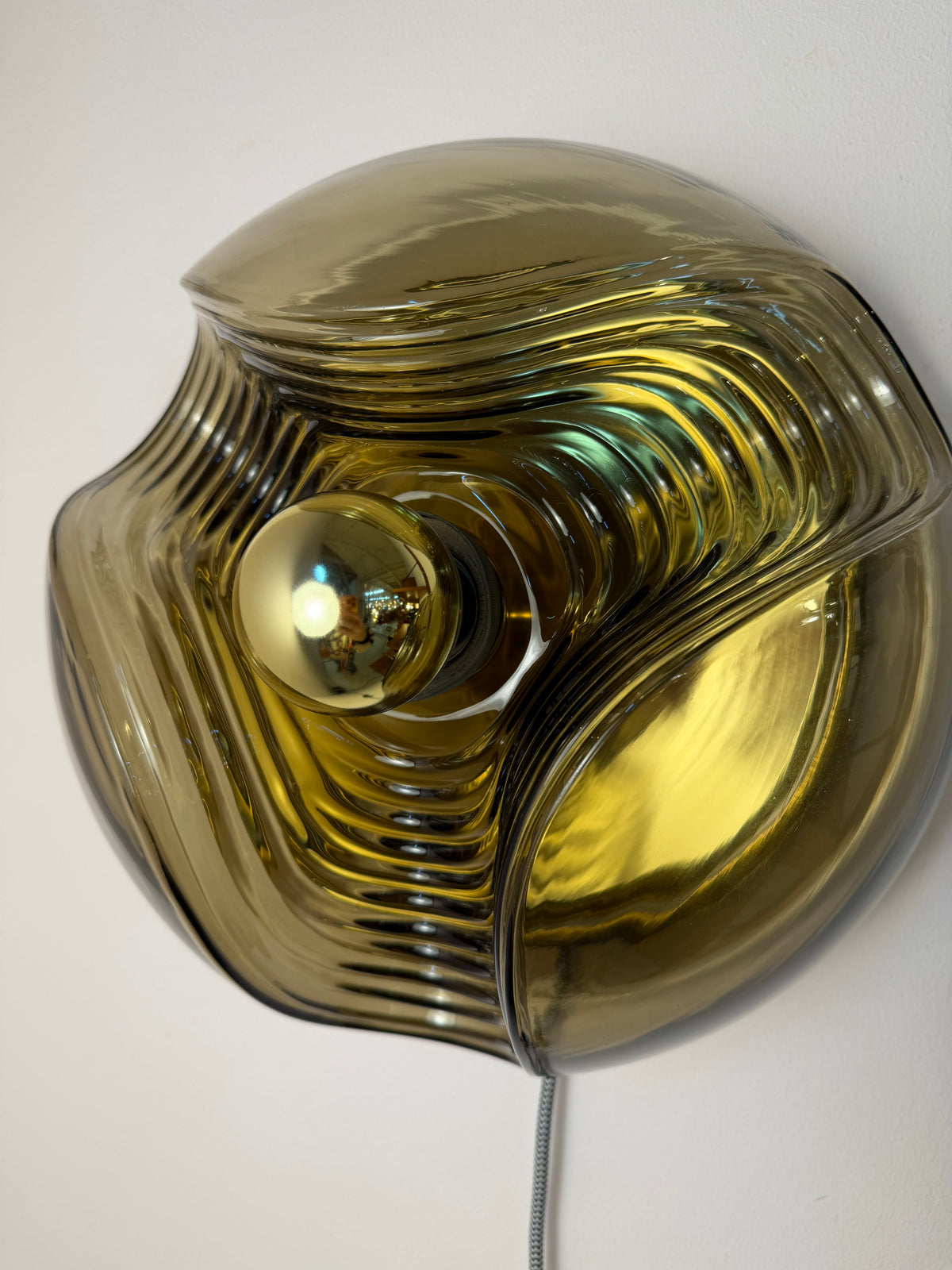 Große Wandlampe Futura Rauchglas Messing von Koch & Lowy für Peill & Putzler