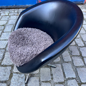 Cocktailsessel Kunstleder mit grauem Fellkissen