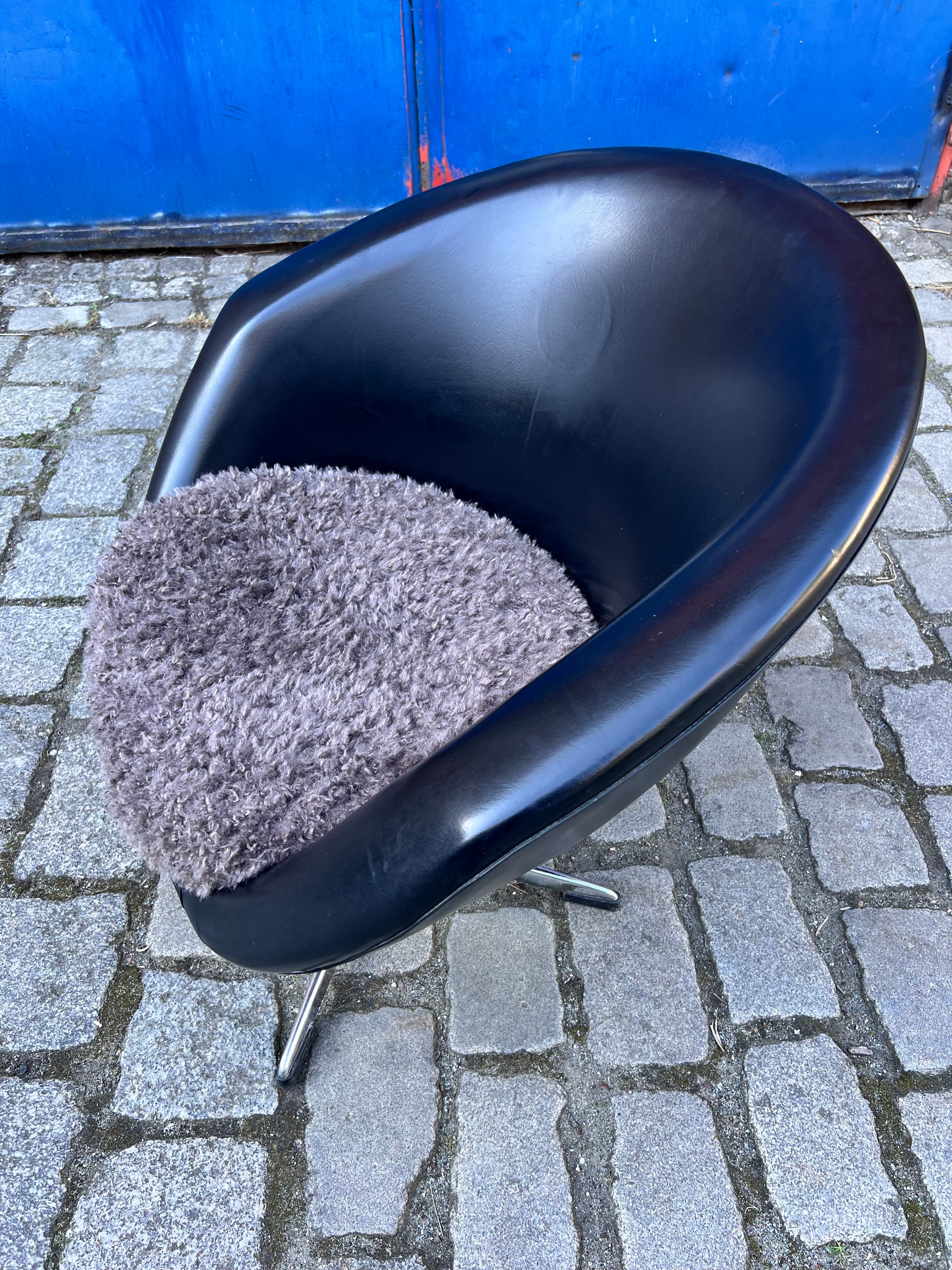 Cocktailsessel Kunstleder mit grauem Fellkissen