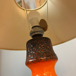 Tischlampe Fat Lava mit Naturseidenschirm orange braun Keramik von JASBA