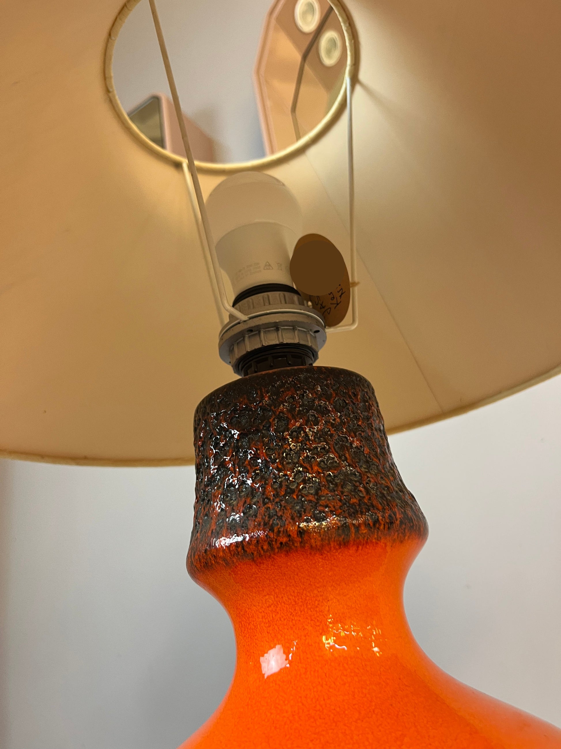 Tischlampe Fat Lava mit Naturseidenschirm orange braun Keramik von JASBA