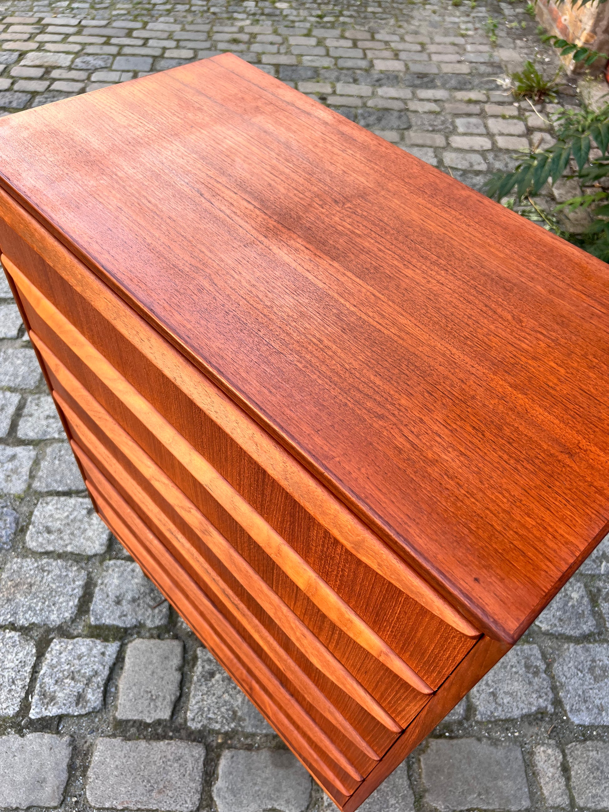Kommode Teak mit durchgängigen Griffen