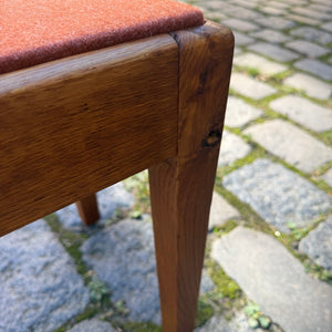 Hocker Eiche mit roter Sitzfläche aus Dänemark