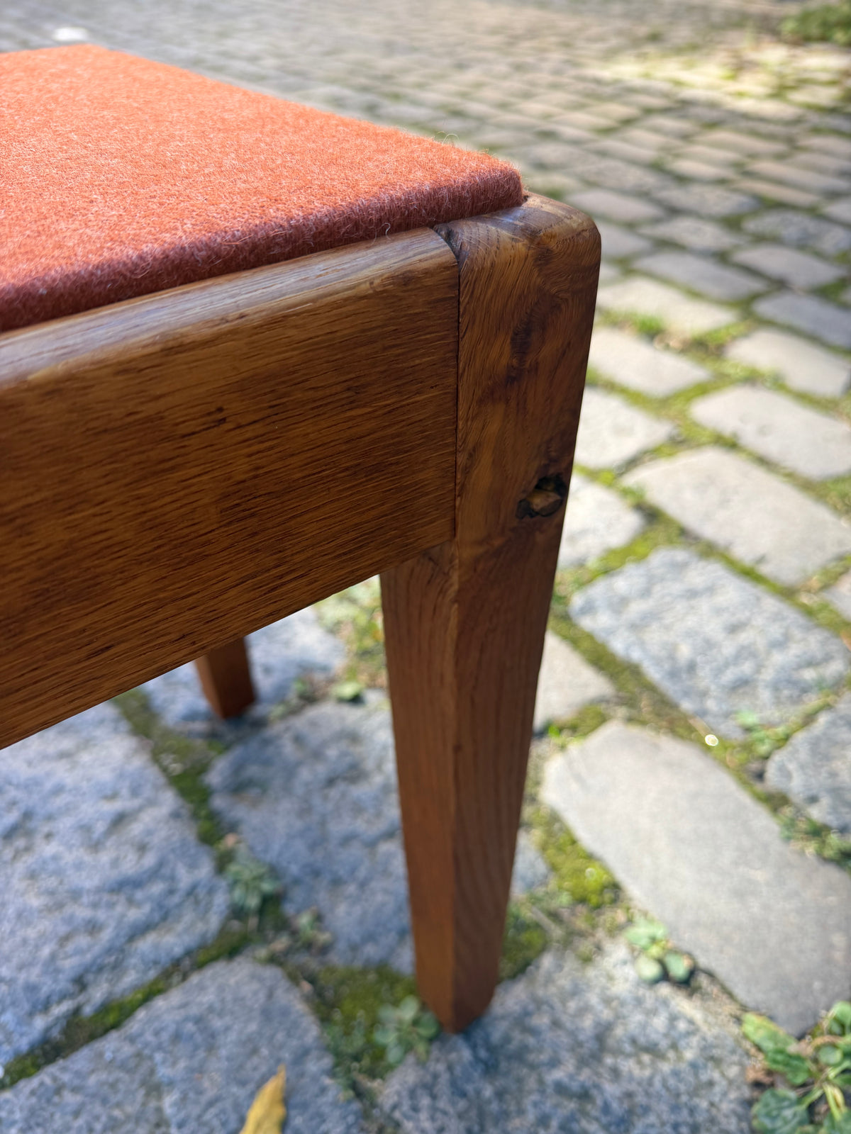 Hocker Eiche mit roter Sitzfläche aus Dänemark