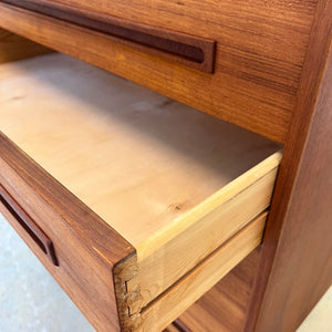 Kommode Teak mit eingelassenen langen Griffen aus Dänemark