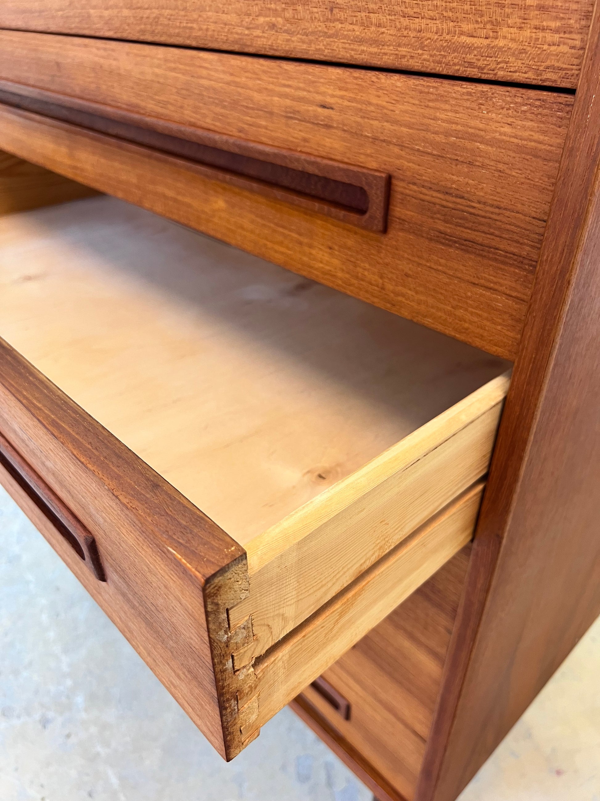 Kommode Teak mit eingelassenen langen Griffen aus Dänemark