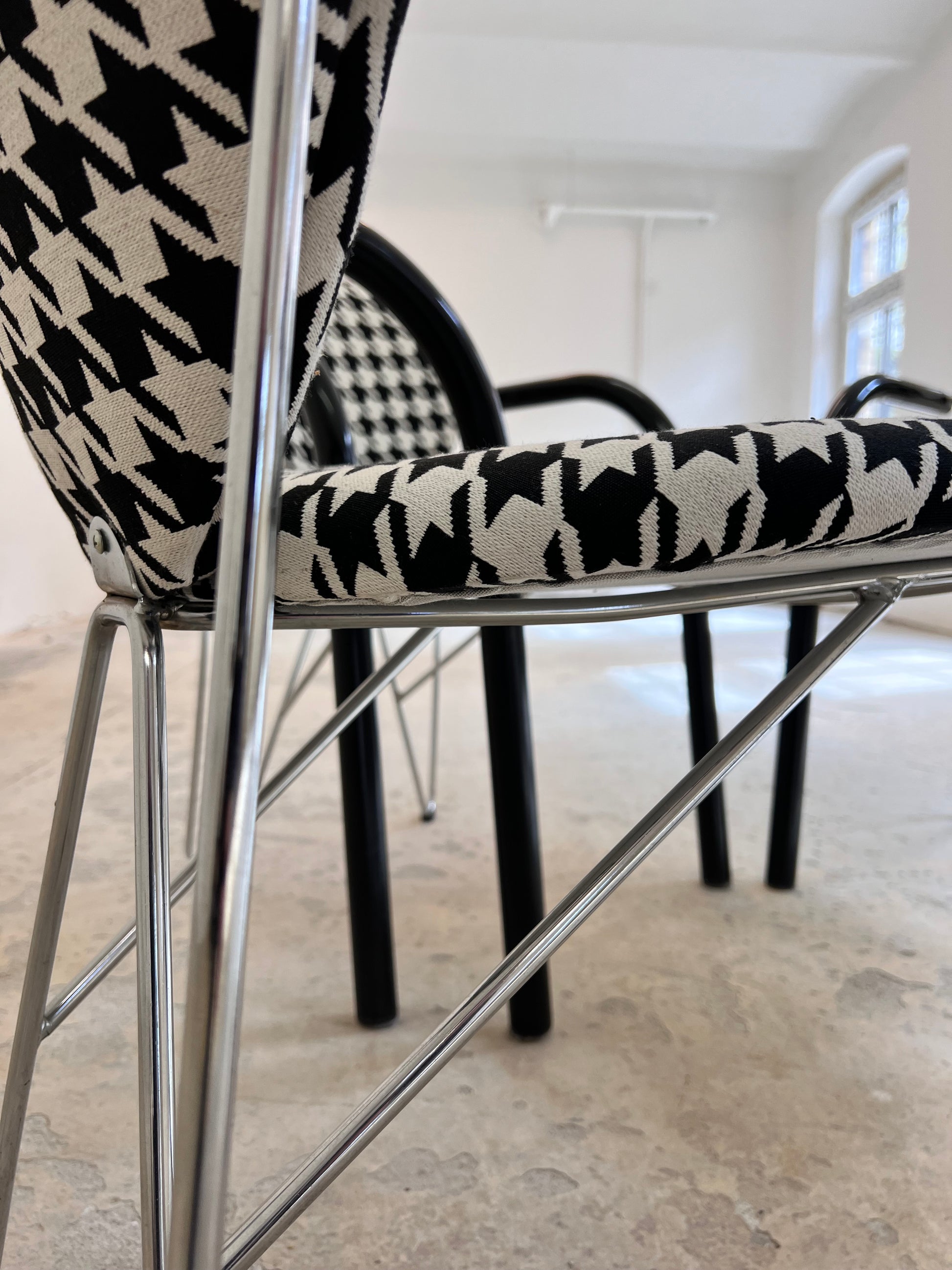 Armlehnstuhl Hahnentritt Chrom neu gepolstert
