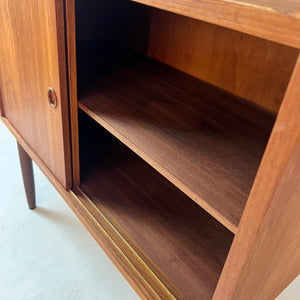 Kommode mit Schiebetüren Teak