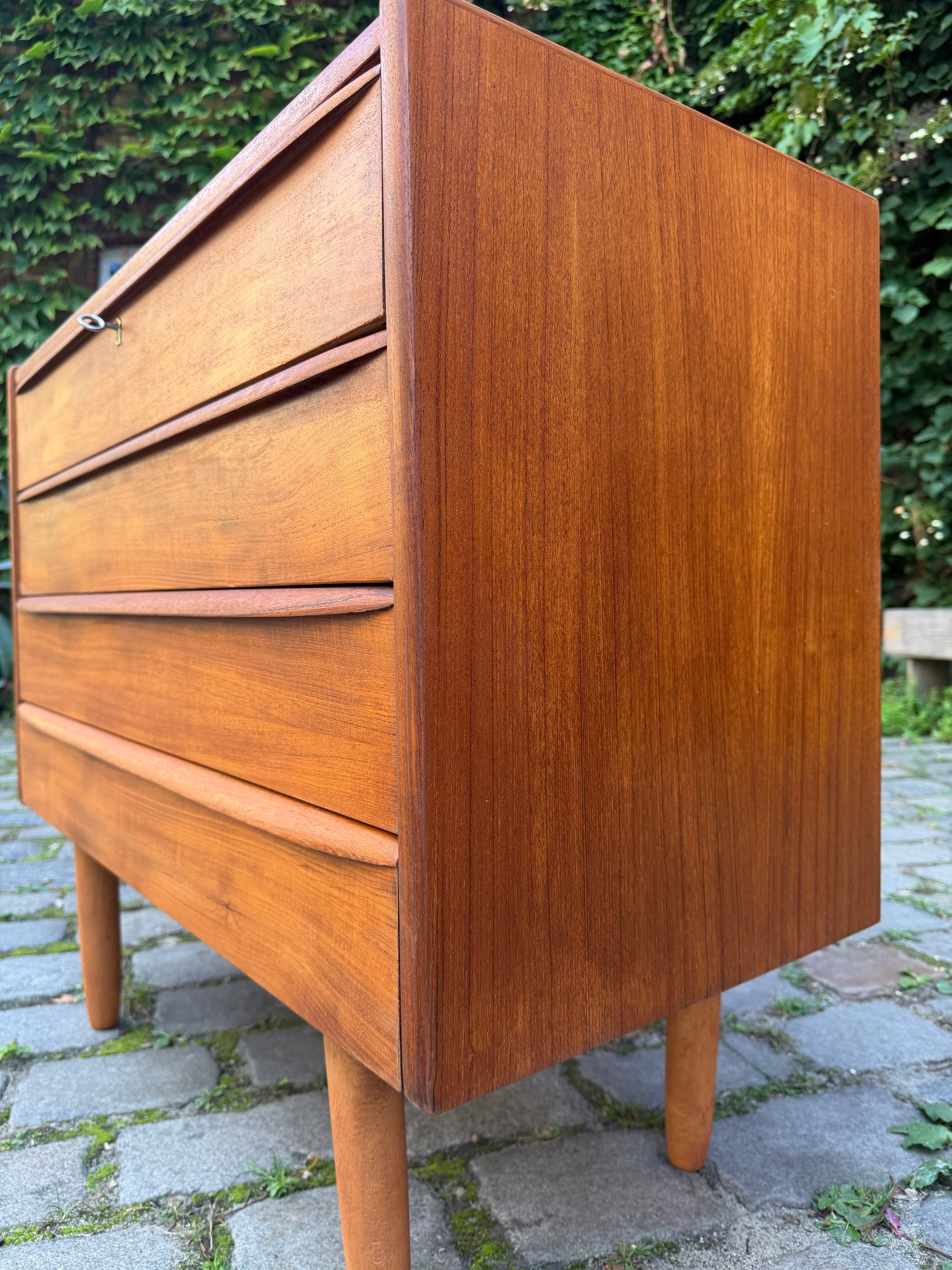 Kleine Kommode Teak mit Schloss aus Dänemark