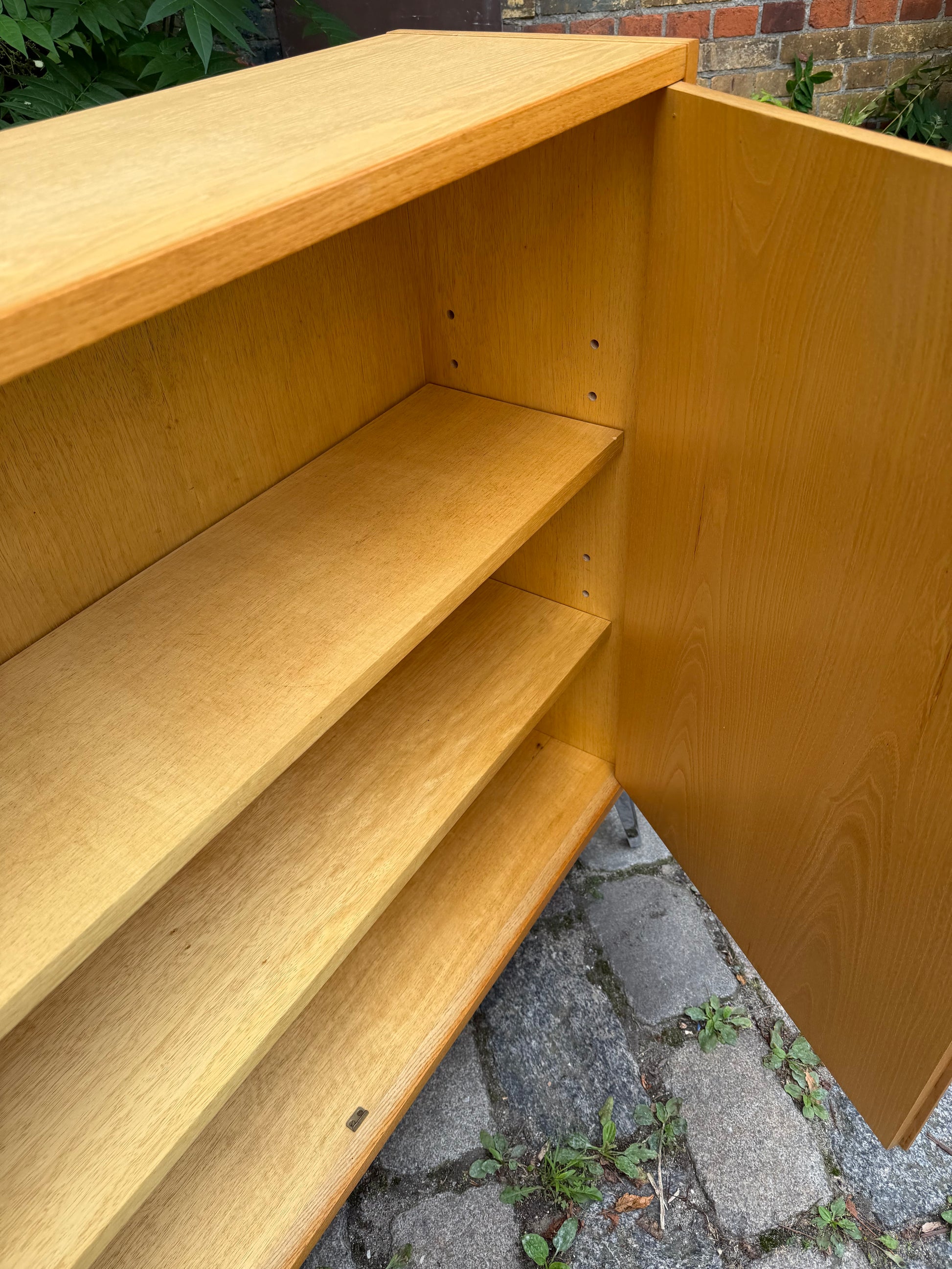 Schrank Typ 605 Esche mit neuen Chromfüßen von Hellerau