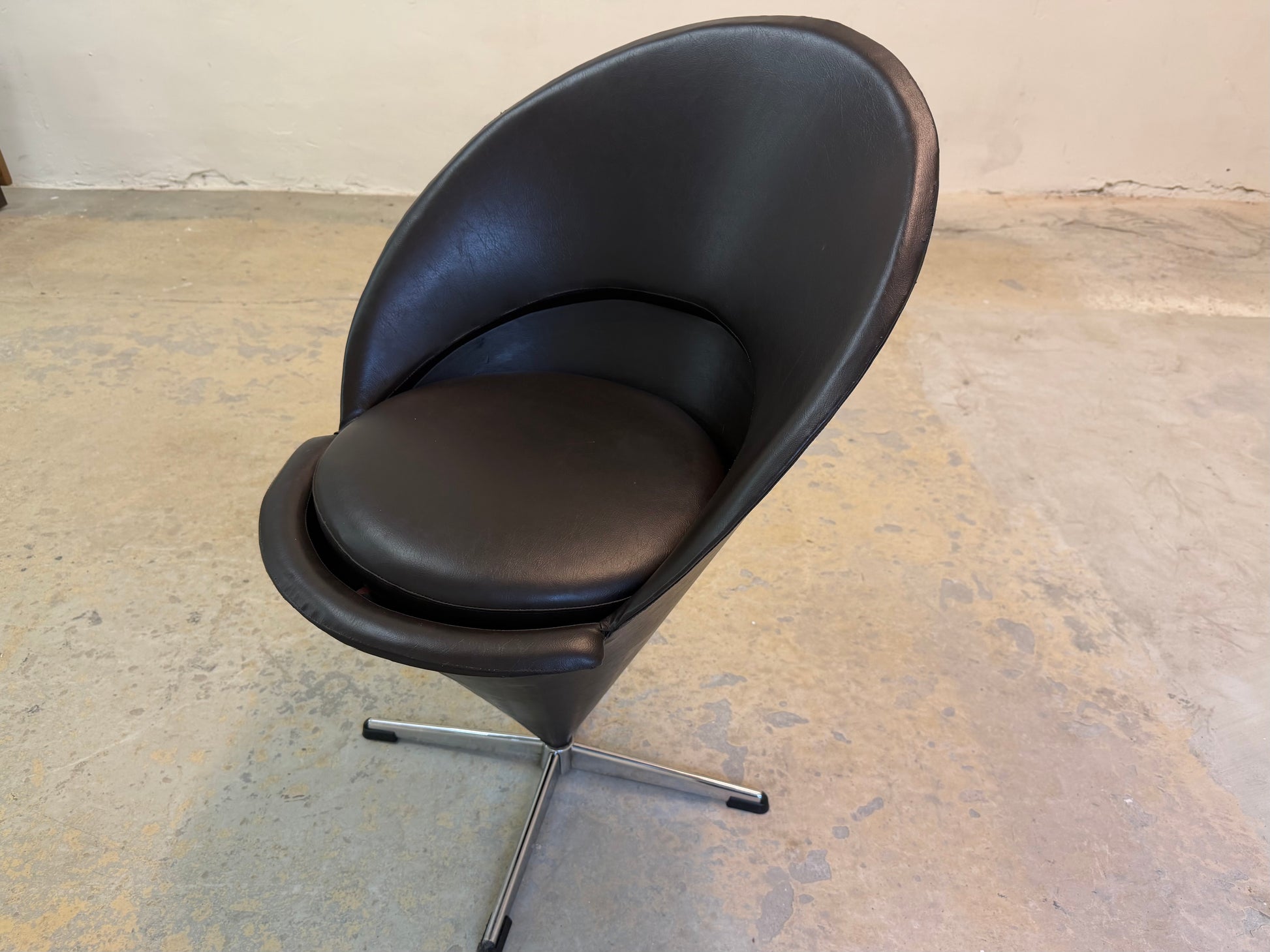 Cone Chair braunes Kunstleder von Verner Panton