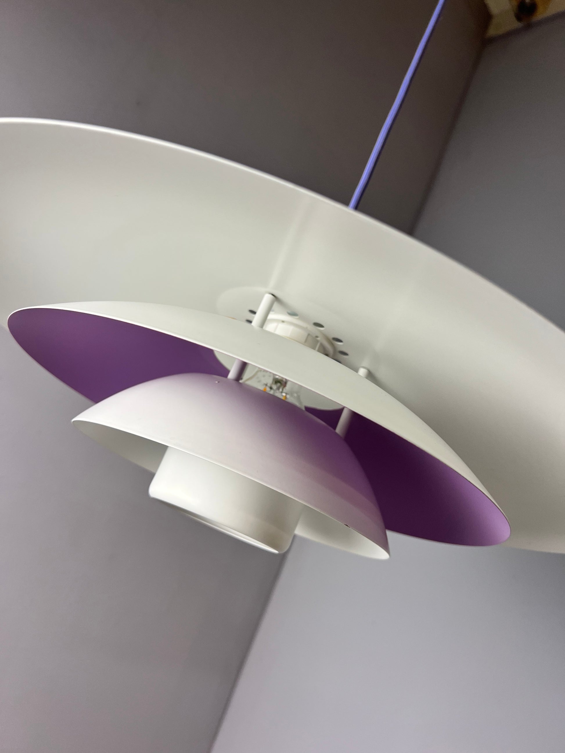 Lamellenlampe weiß lila von Formlight