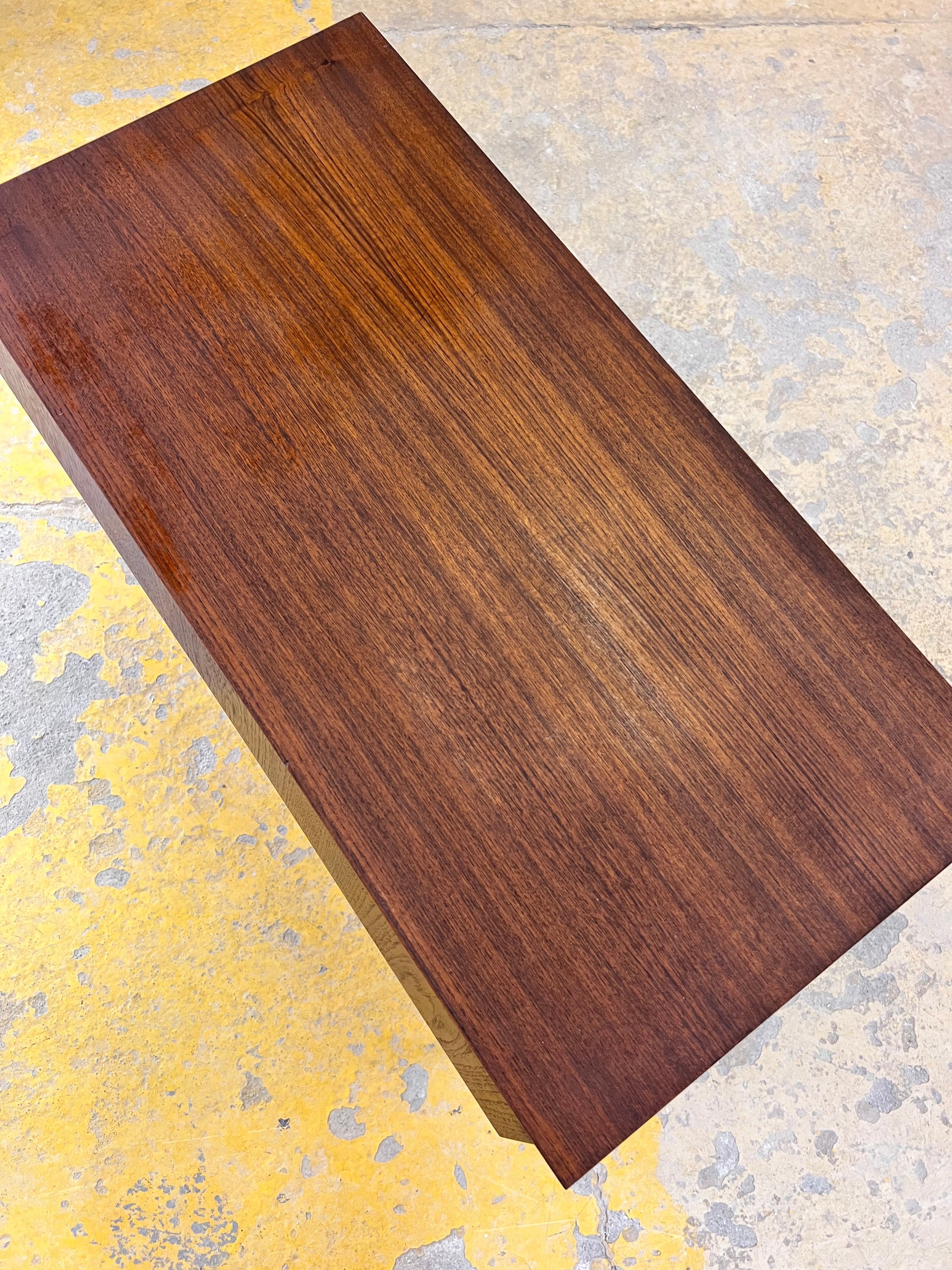 Kommode Nachtschrank Teak auf Hairpinlegs aus Dänemark