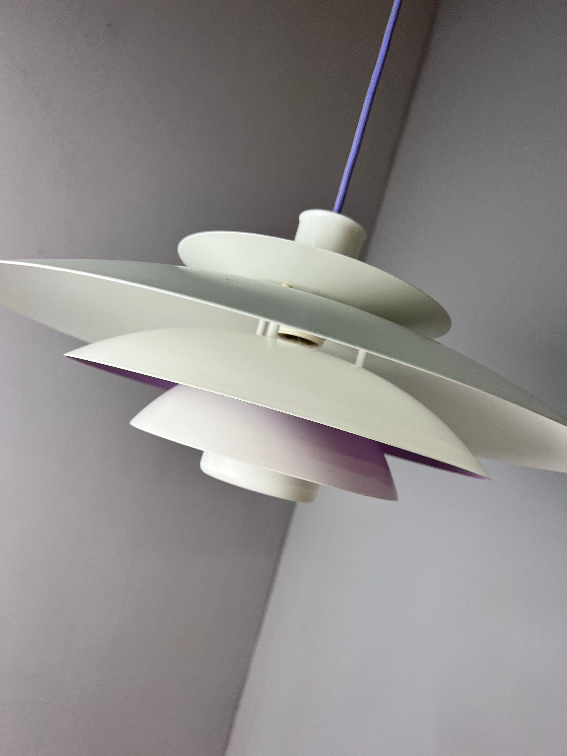 Lamellenlampe weiß lila von Formlight