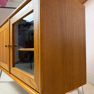 Kleiner Schrank mit Vitrine und Tür links von Dyrlund