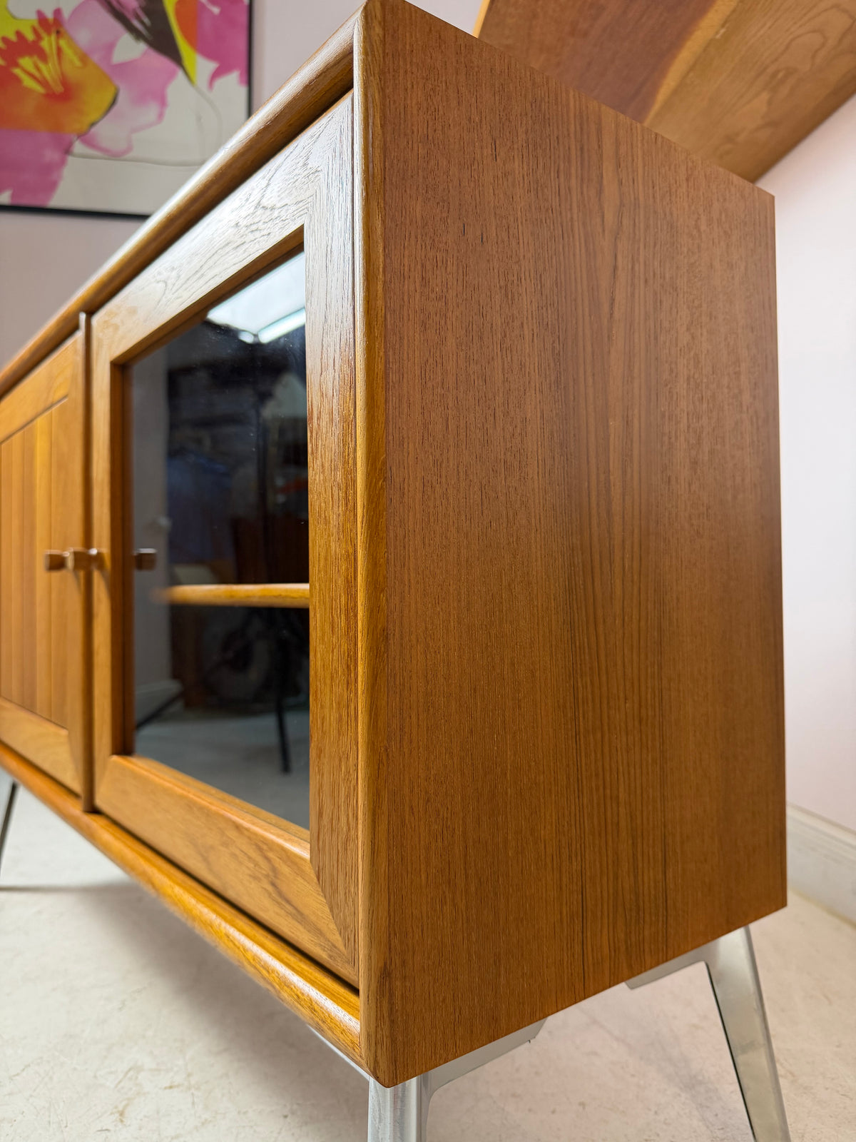 Kleiner Schrank mit Vitrine und Tür links von Dyrlund
