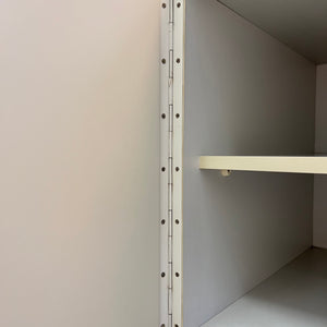 Sideboard weiß mit kreisförmigem Reliefmuster aus Belgien