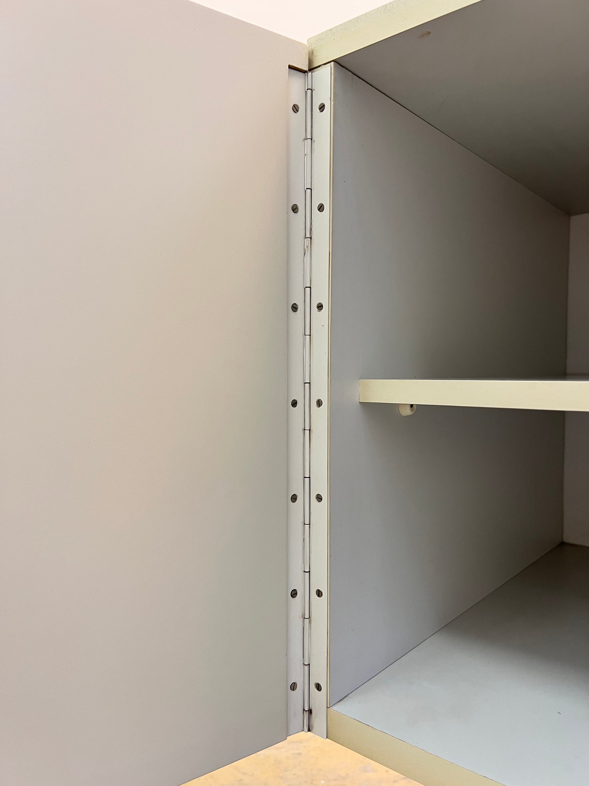 Sideboard weiß mit kreisförmigem Reliefmuster aus Belgien