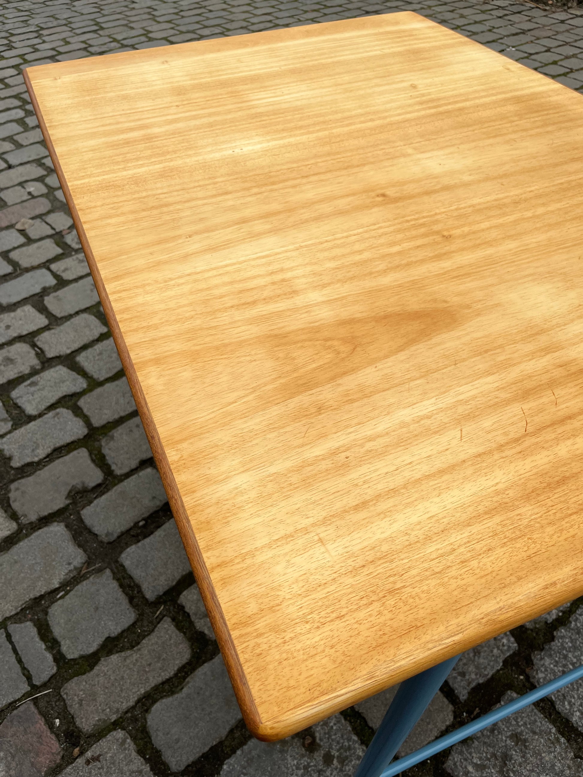Esstisch Werktisch mit hellblauem Gestell
