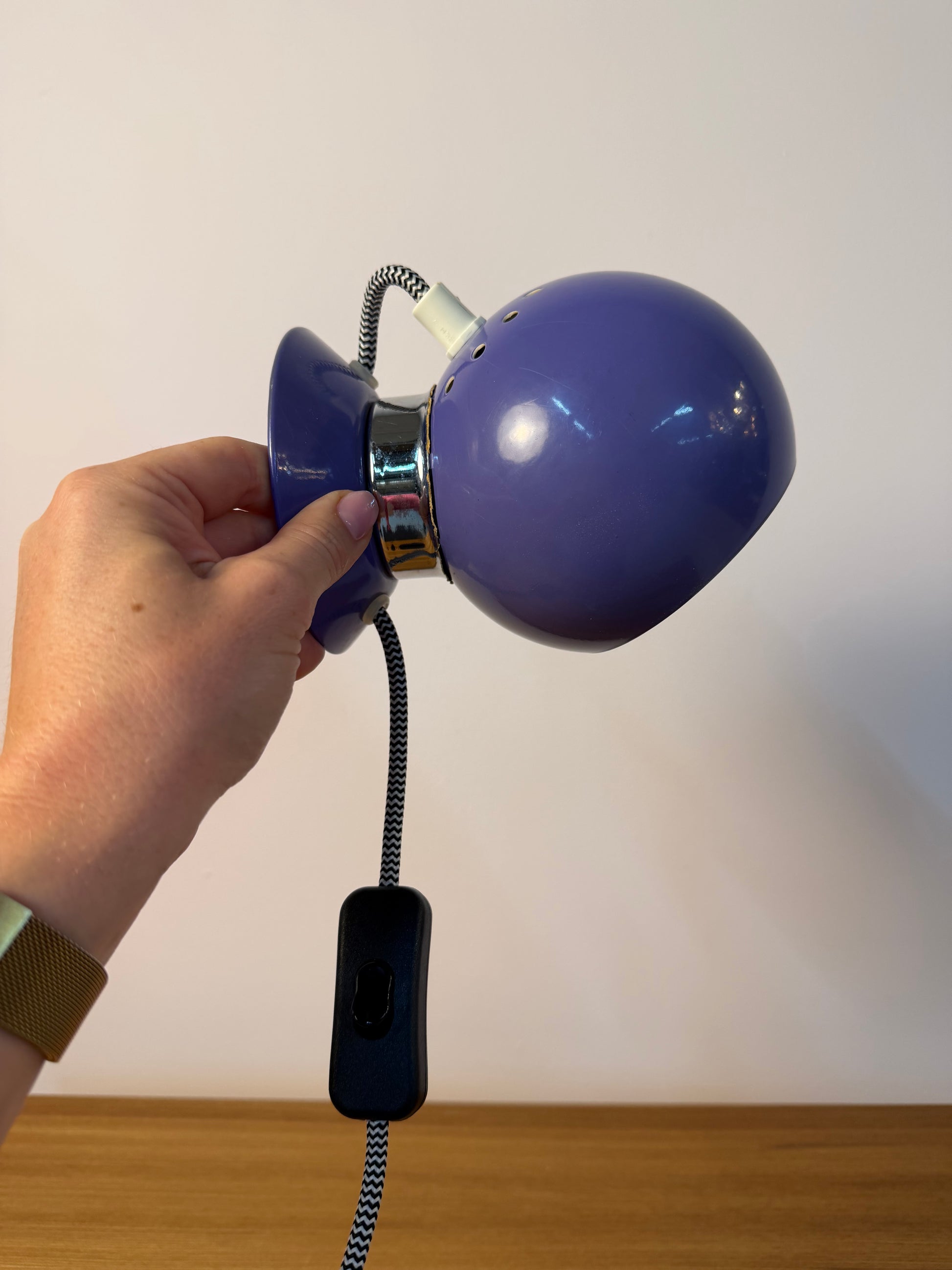 Kugellampe lila für Tisch oder Wand von Abo Randers