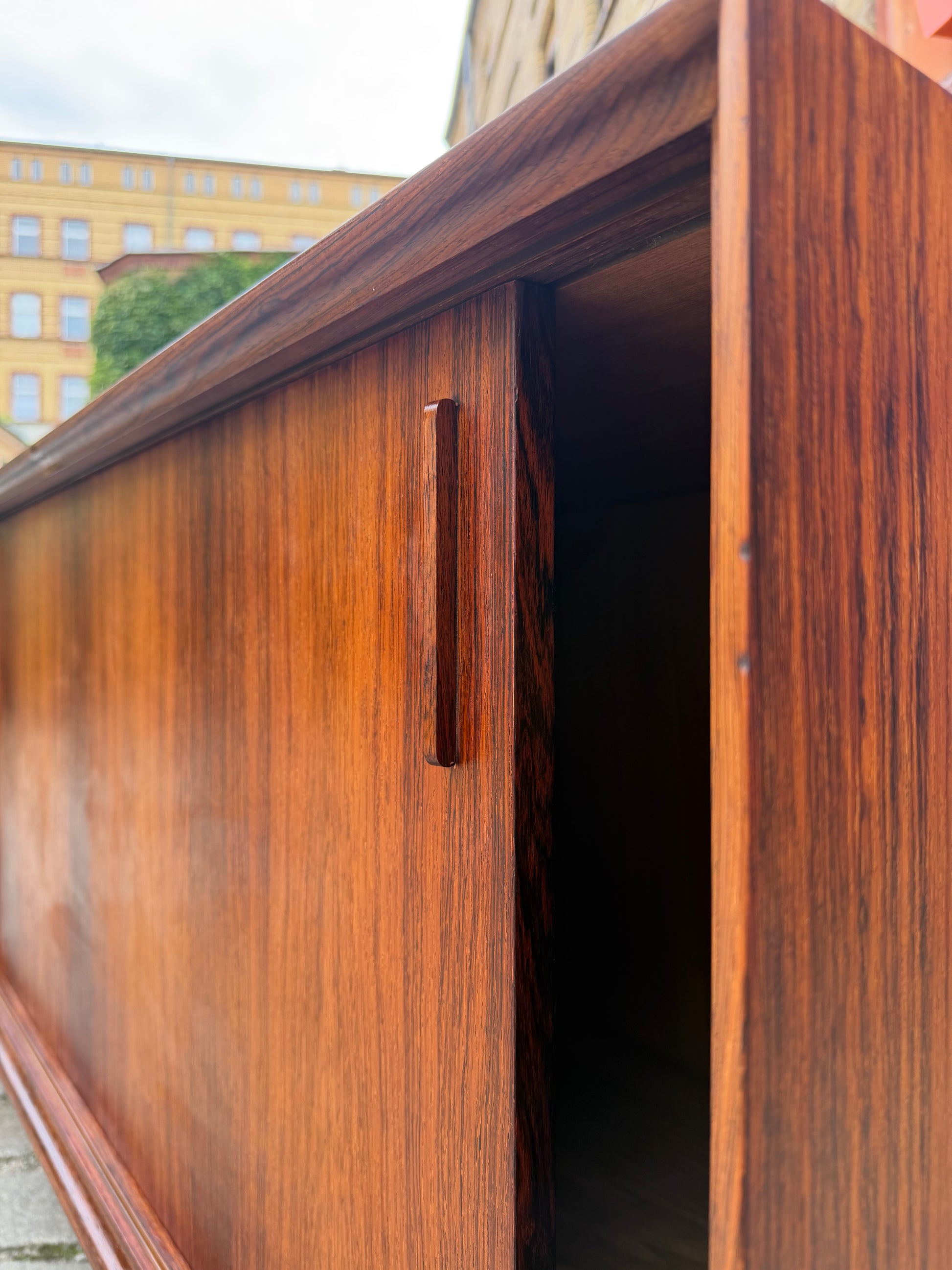 Sideboard Mahagoni mit Schiebetüren & Chromfüßen