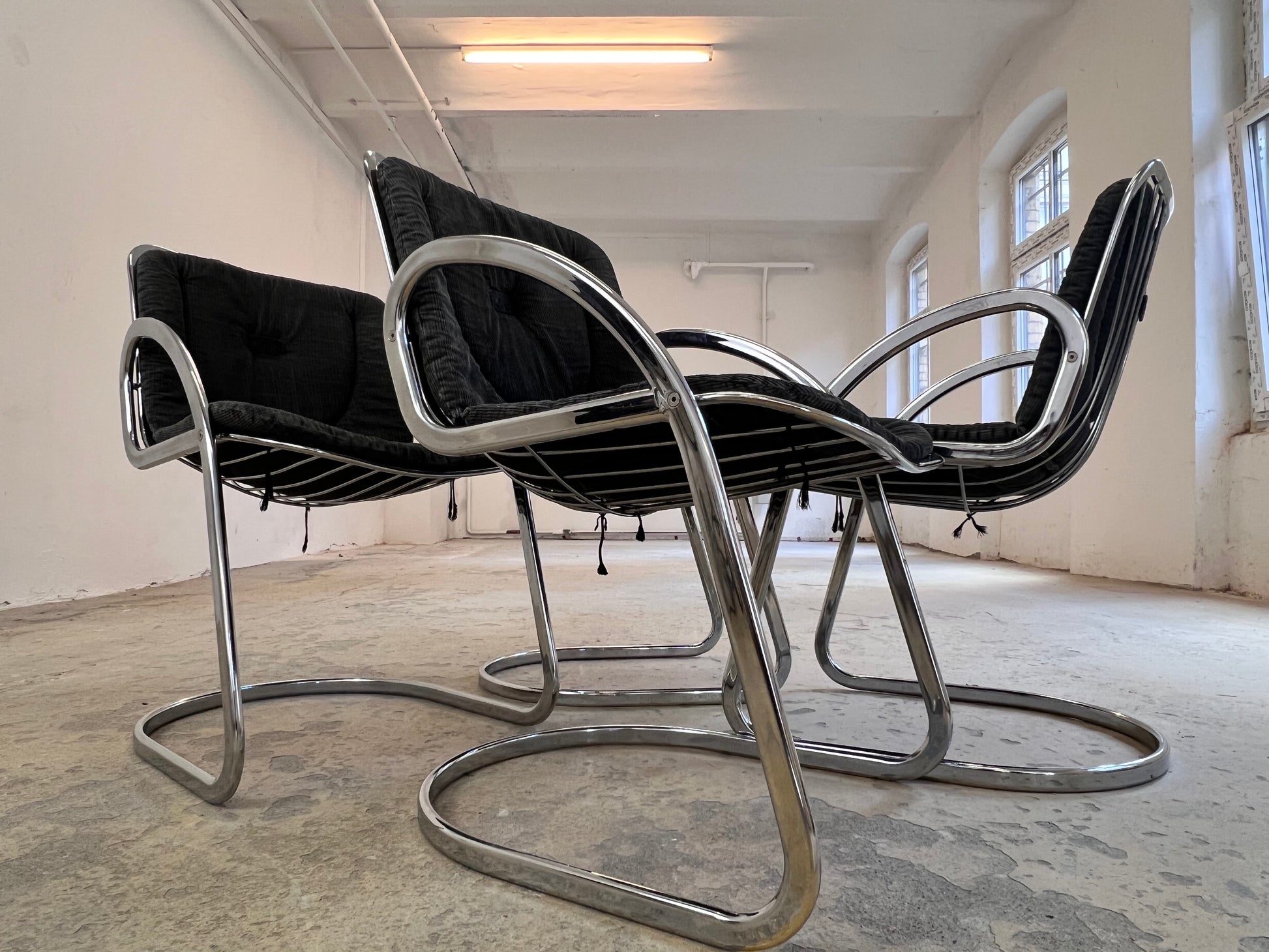 Freischwinger grau Cord Chrom von Gastone Rinaldi