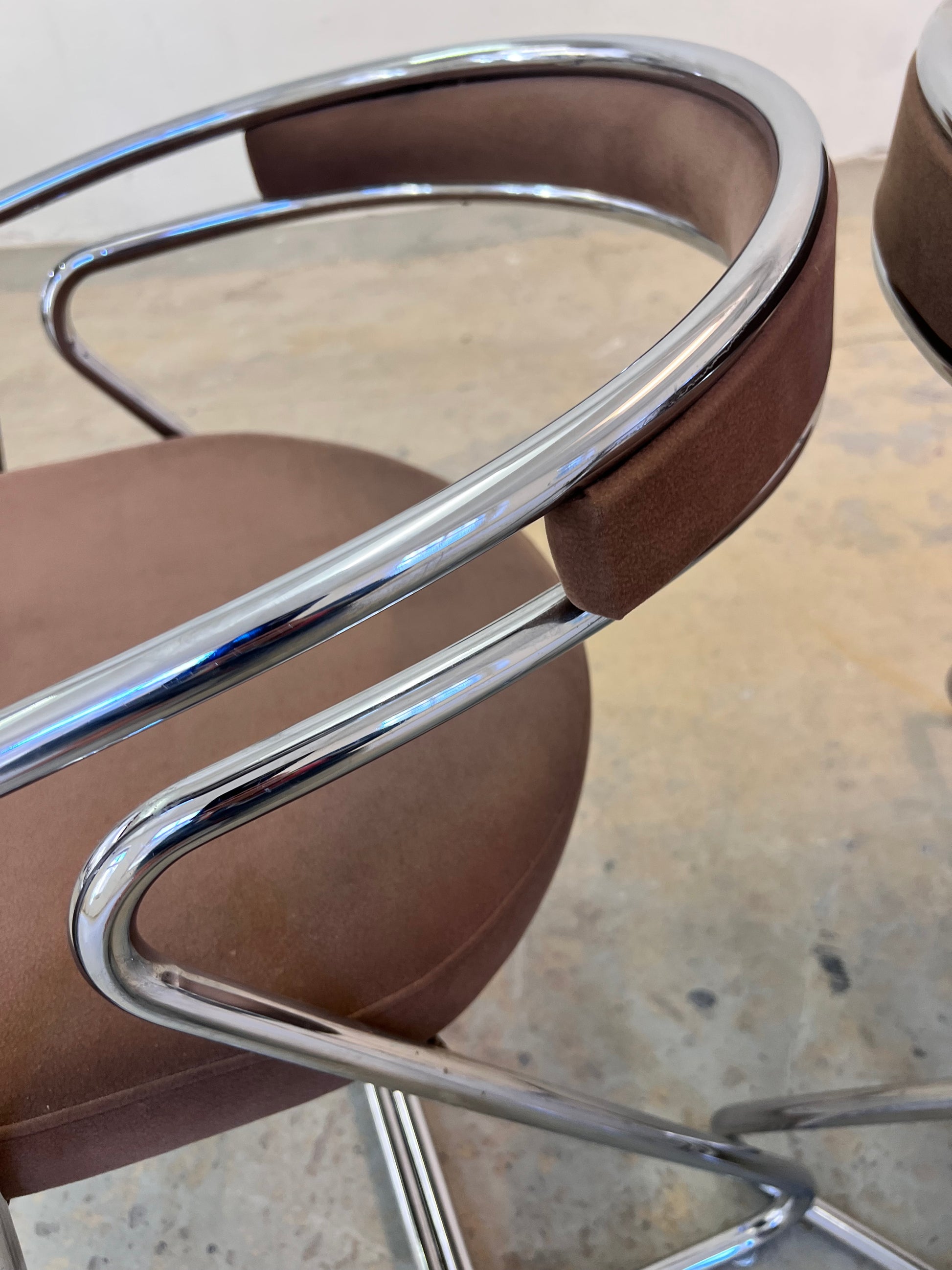 Polsterstuhl Chrom mit braunem Velour