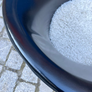 Cocktailsessel Kunstleder mit beigem Fellkissen