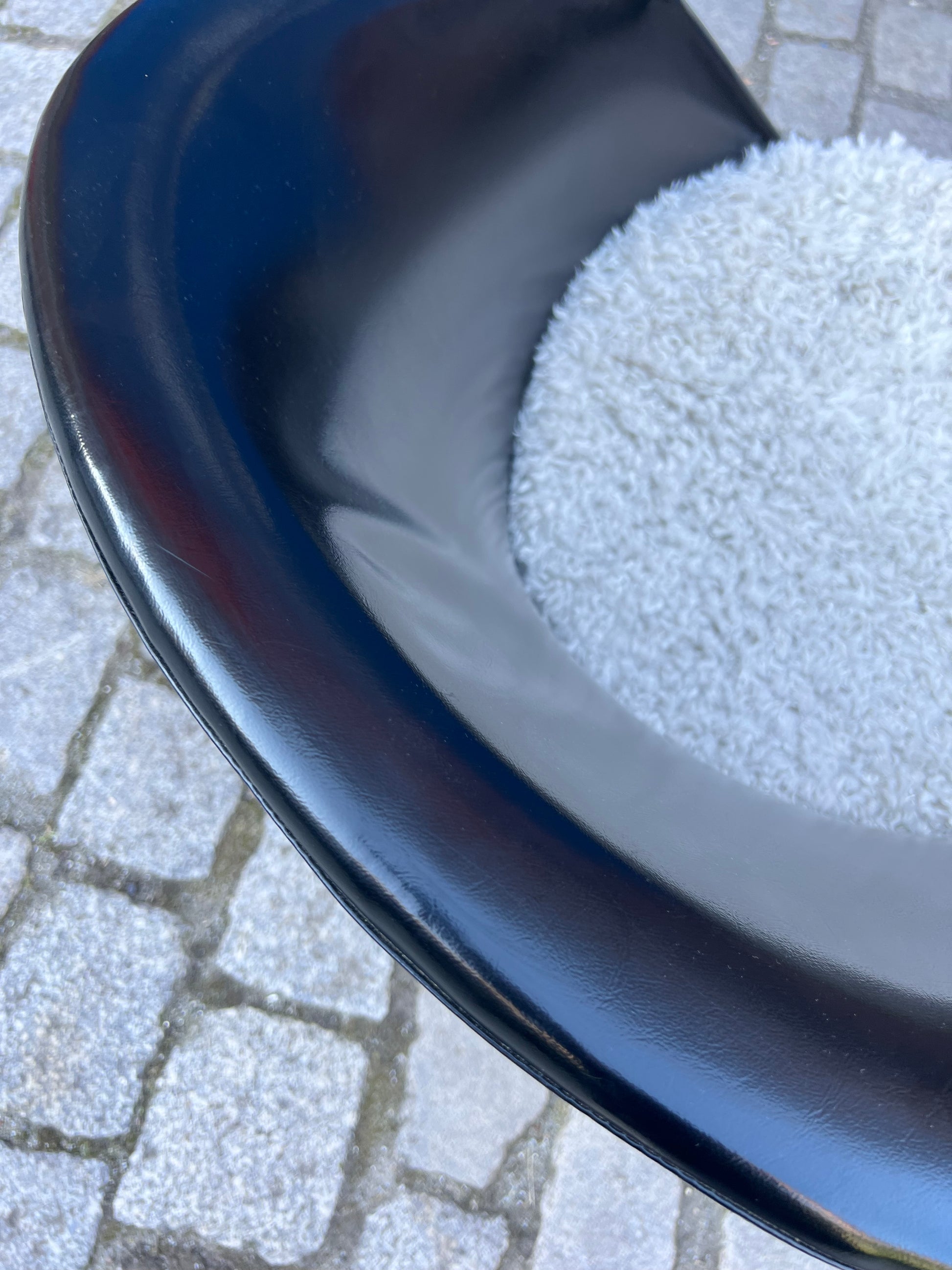 Cocktailsessel Kunstleder mit beigem Fellkissen