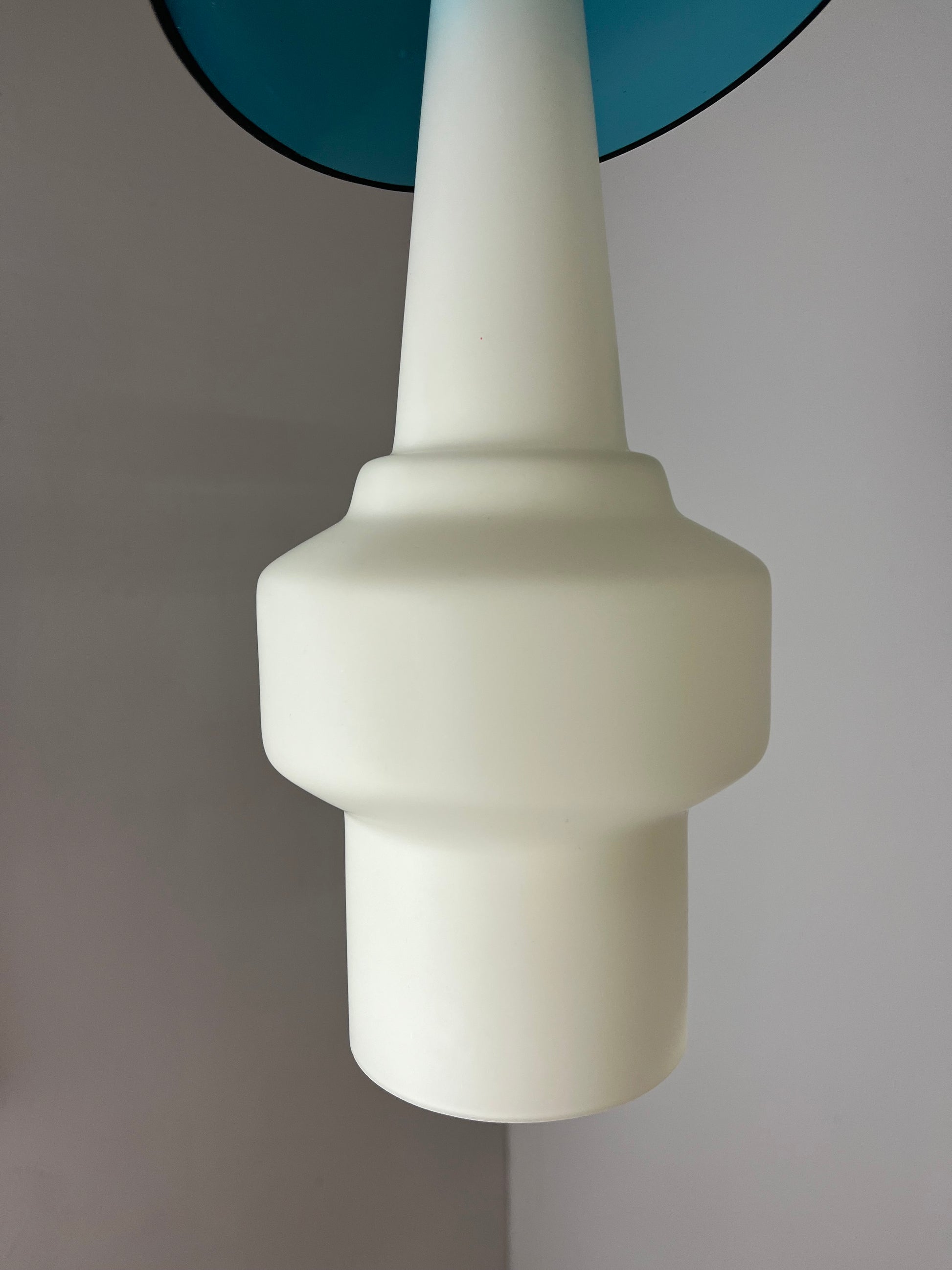 Hängelampe blau weiß Opalglas von Hyllinge Glasbruk