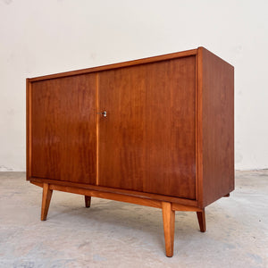 Schrank Nussbaum mit Schloss & Holzgestell
