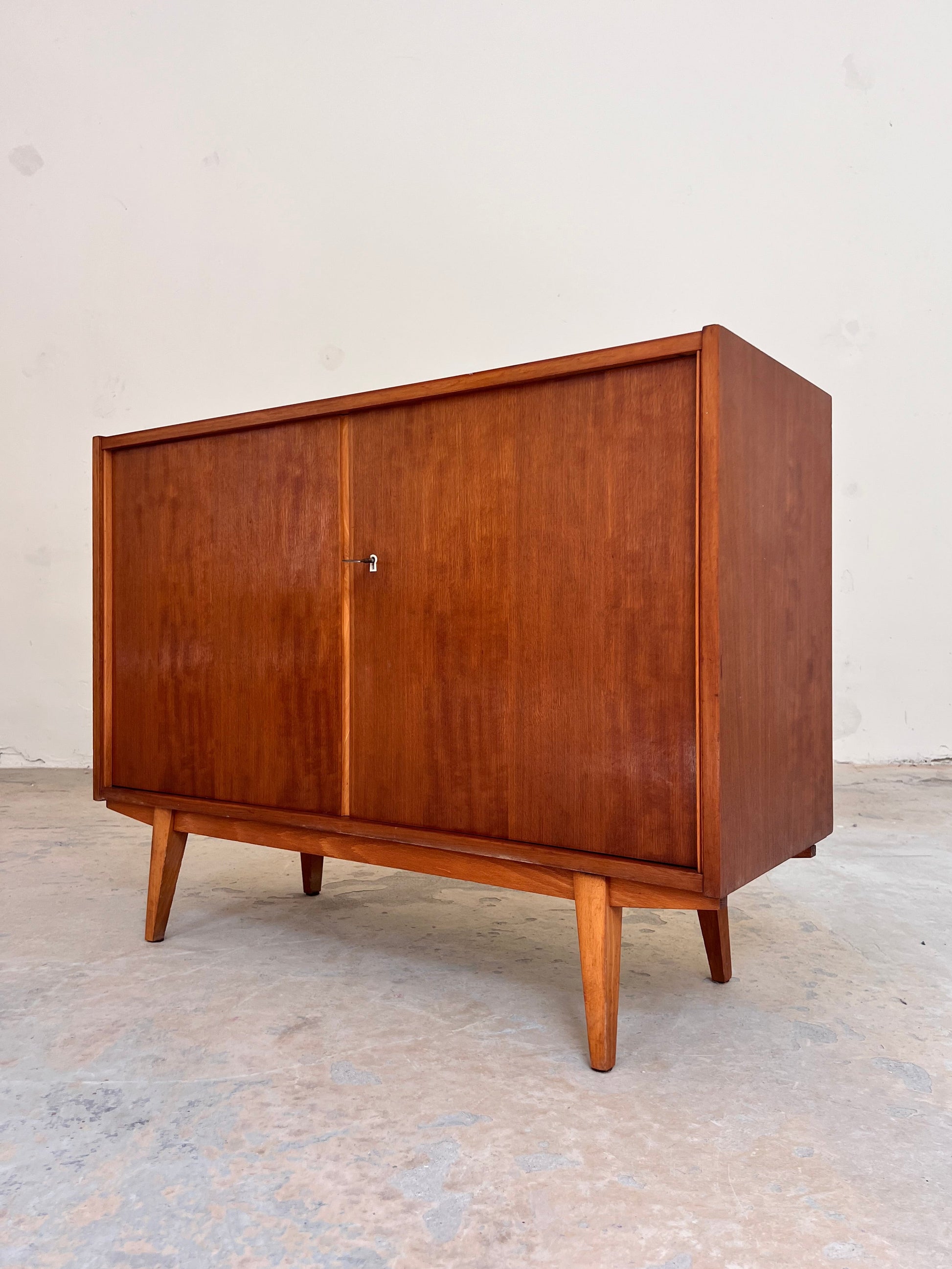 Schrank Nussbaum mit Schloss & Holzgestell