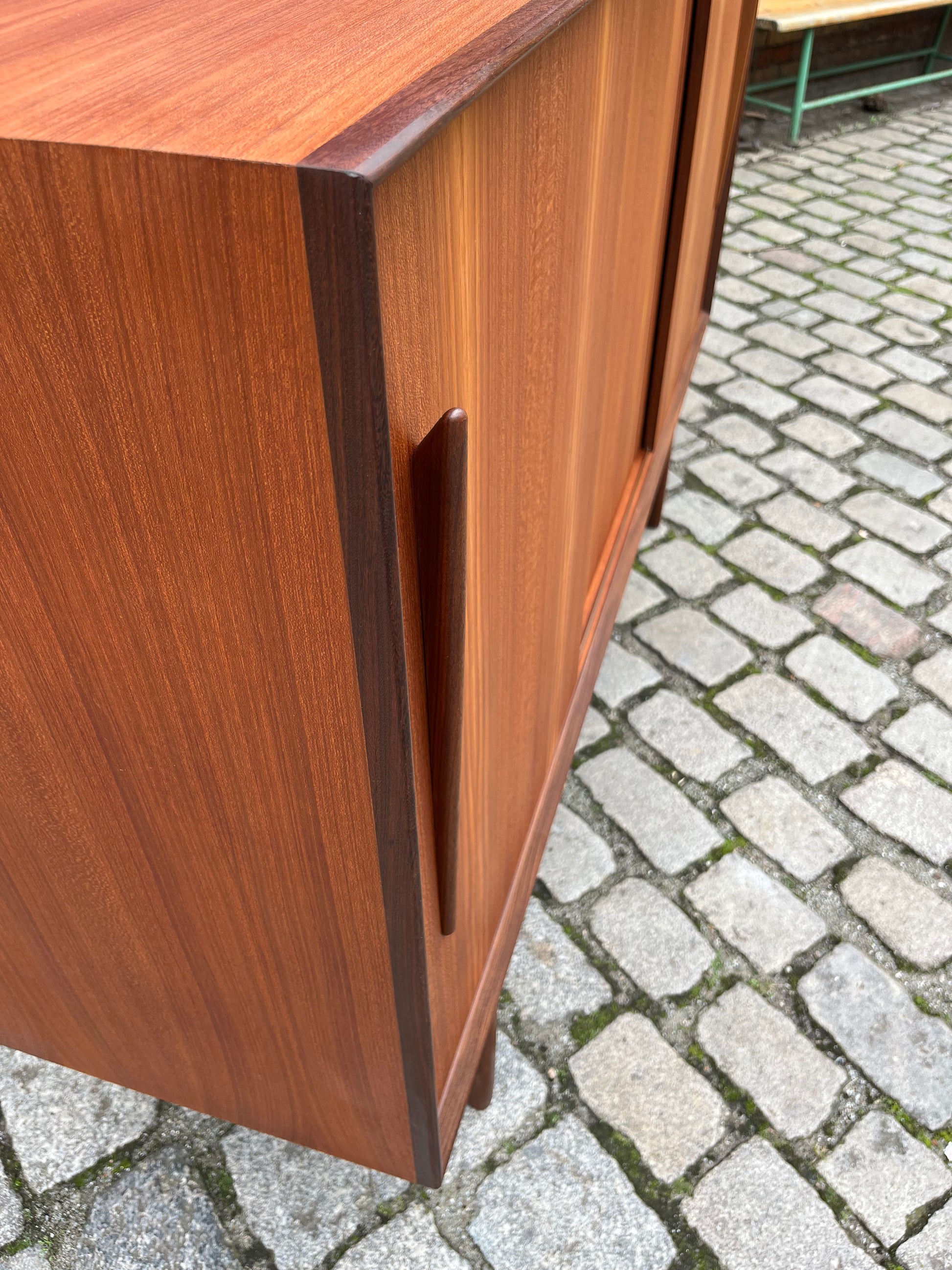 Highboard Teak mit schrägen Griffen aus Dänemark