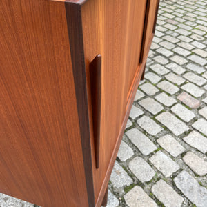 Highboard Teak mit schrägen Griffen aus Dänemark