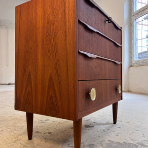 Kommode Teak mit Holz- & Messinggriffen aus Dänemark