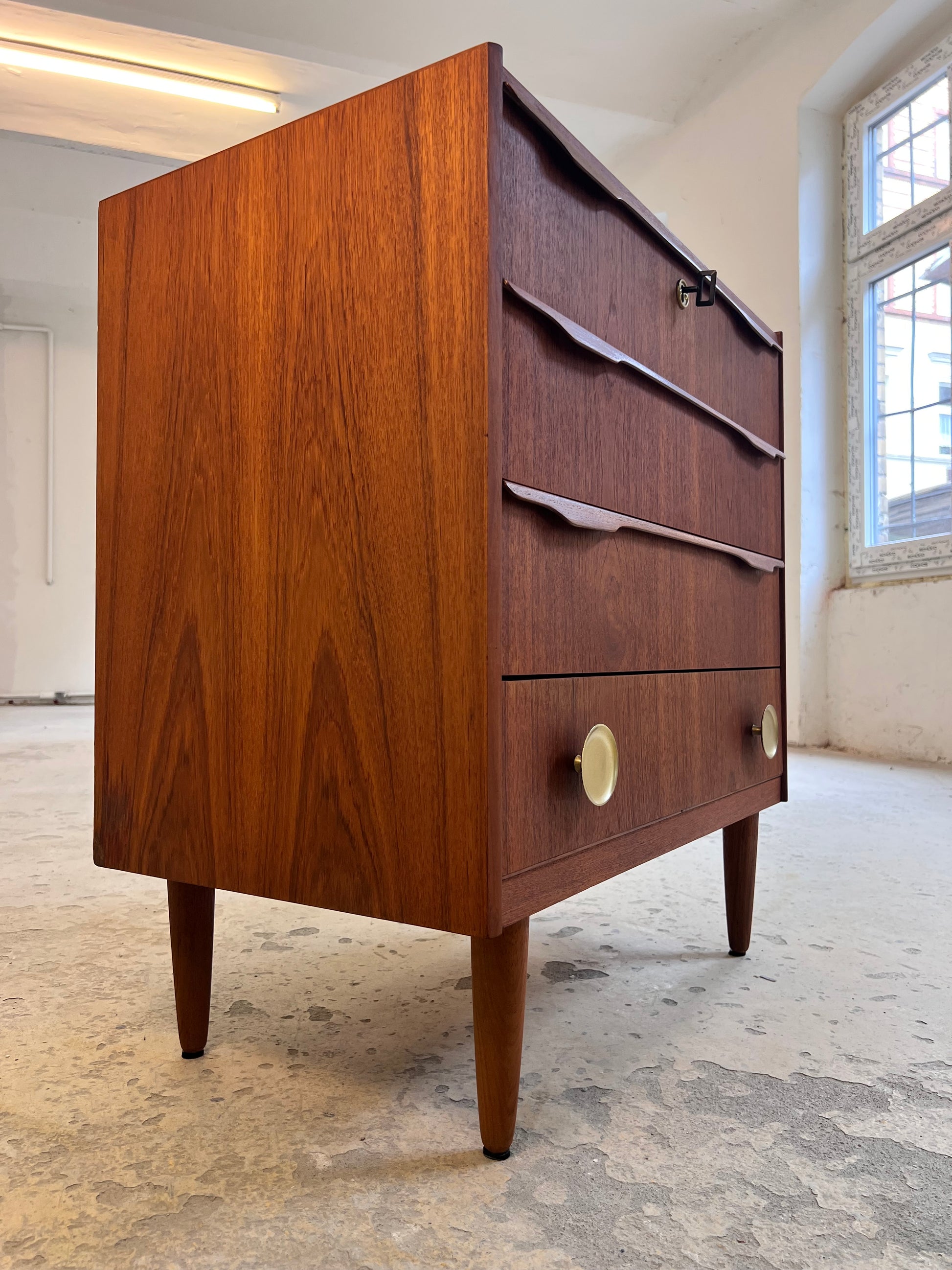 Kommode Teak mit Holz- & Messinggriffen aus Dänemark
