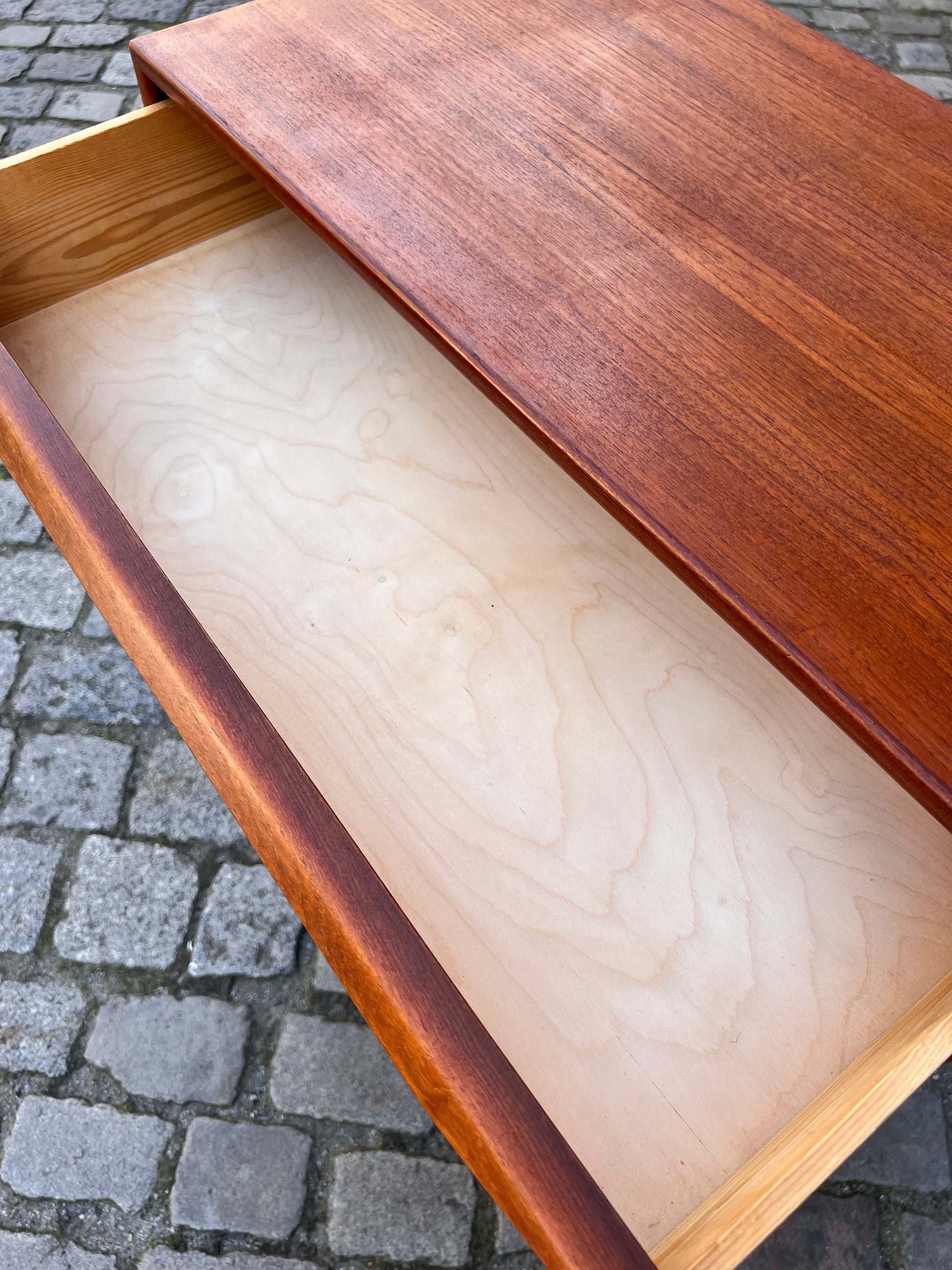 Kommode Teak mit durchgängigen Griffen