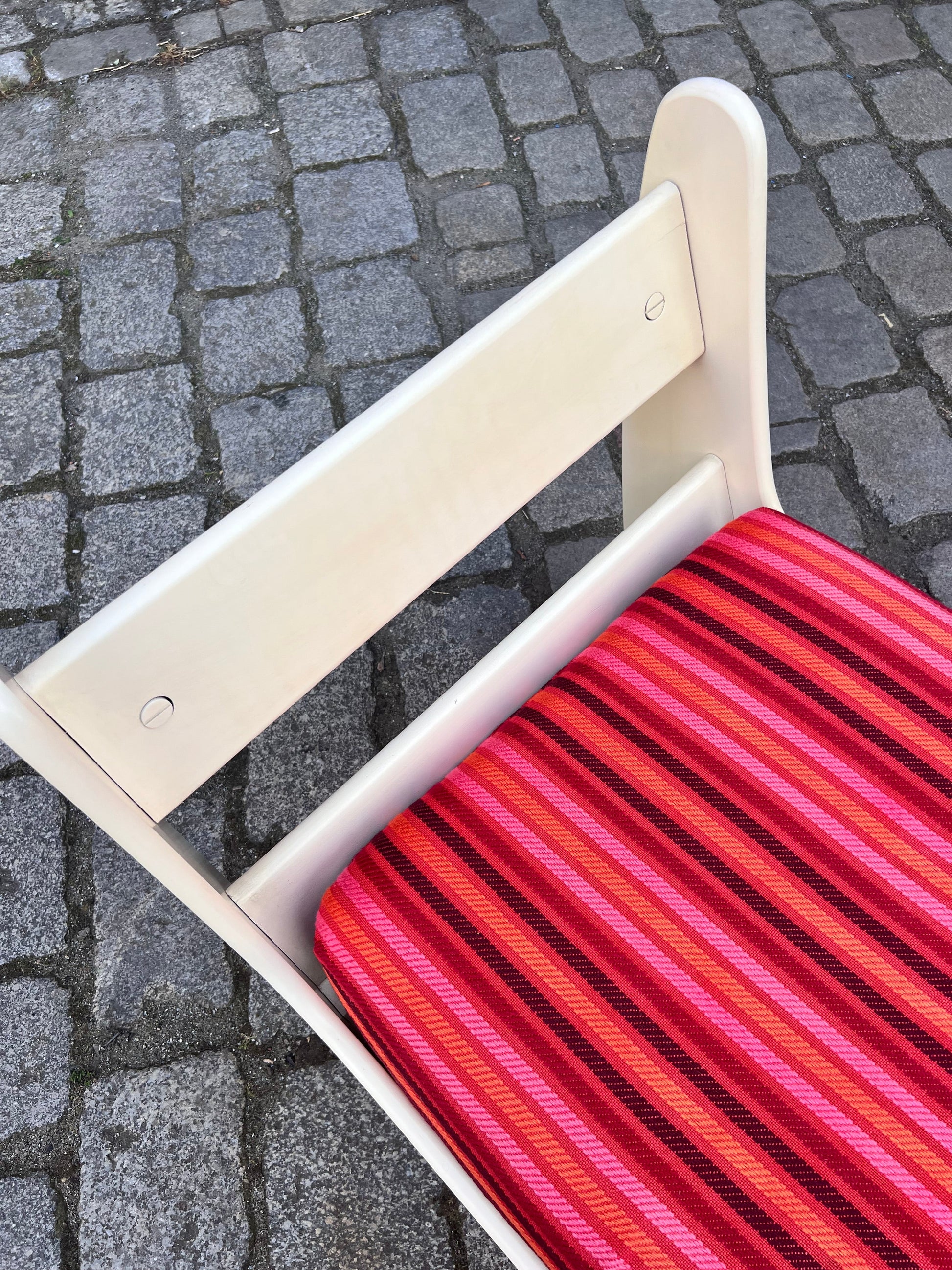 Sessel 70er pink gestreift