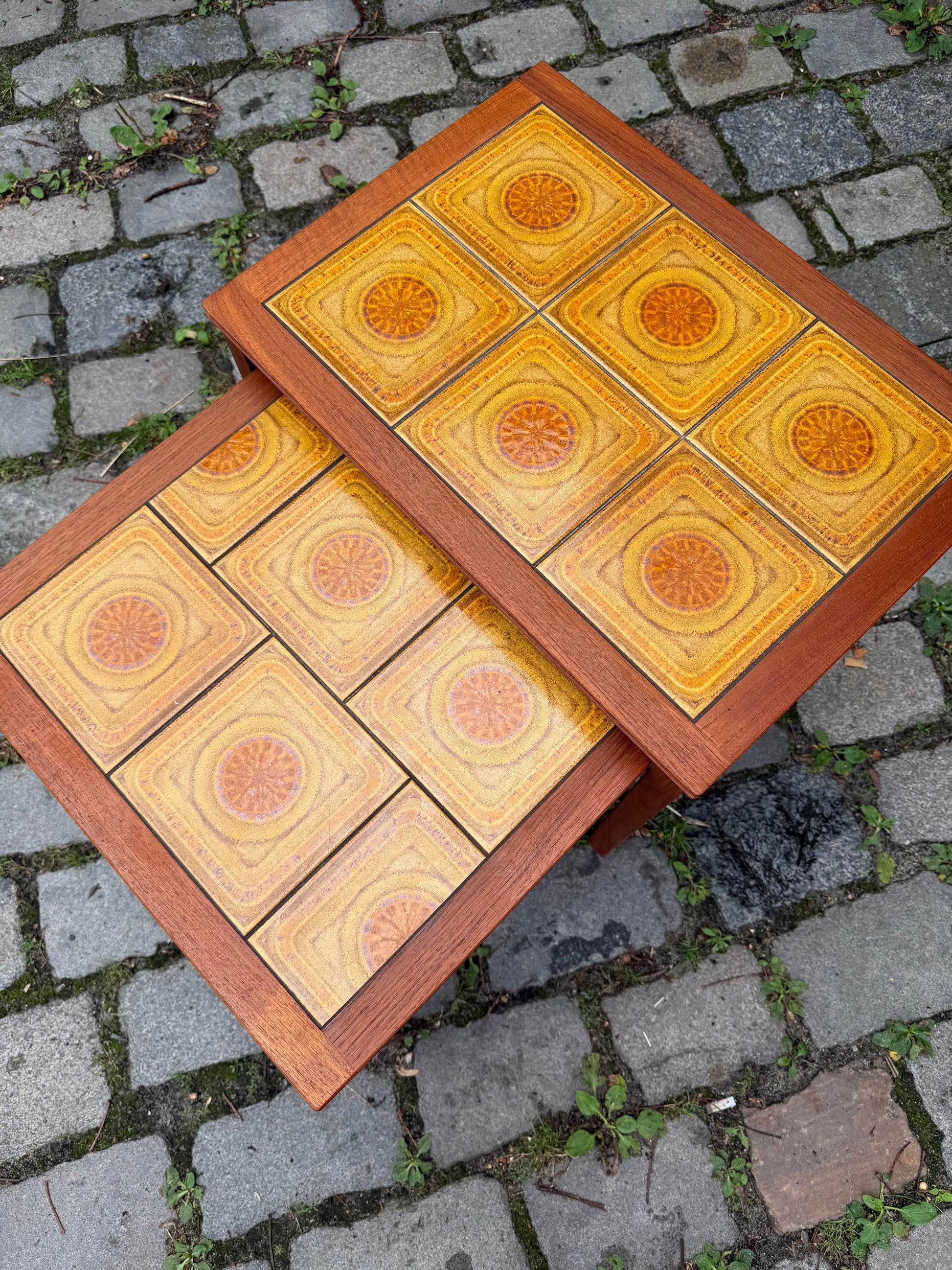 Set: 2 Satztische Teak & gelbe Fliesen aus Dänemark