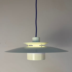 Lammellenlampe weiß mit blauem Akzent aus Dänemark