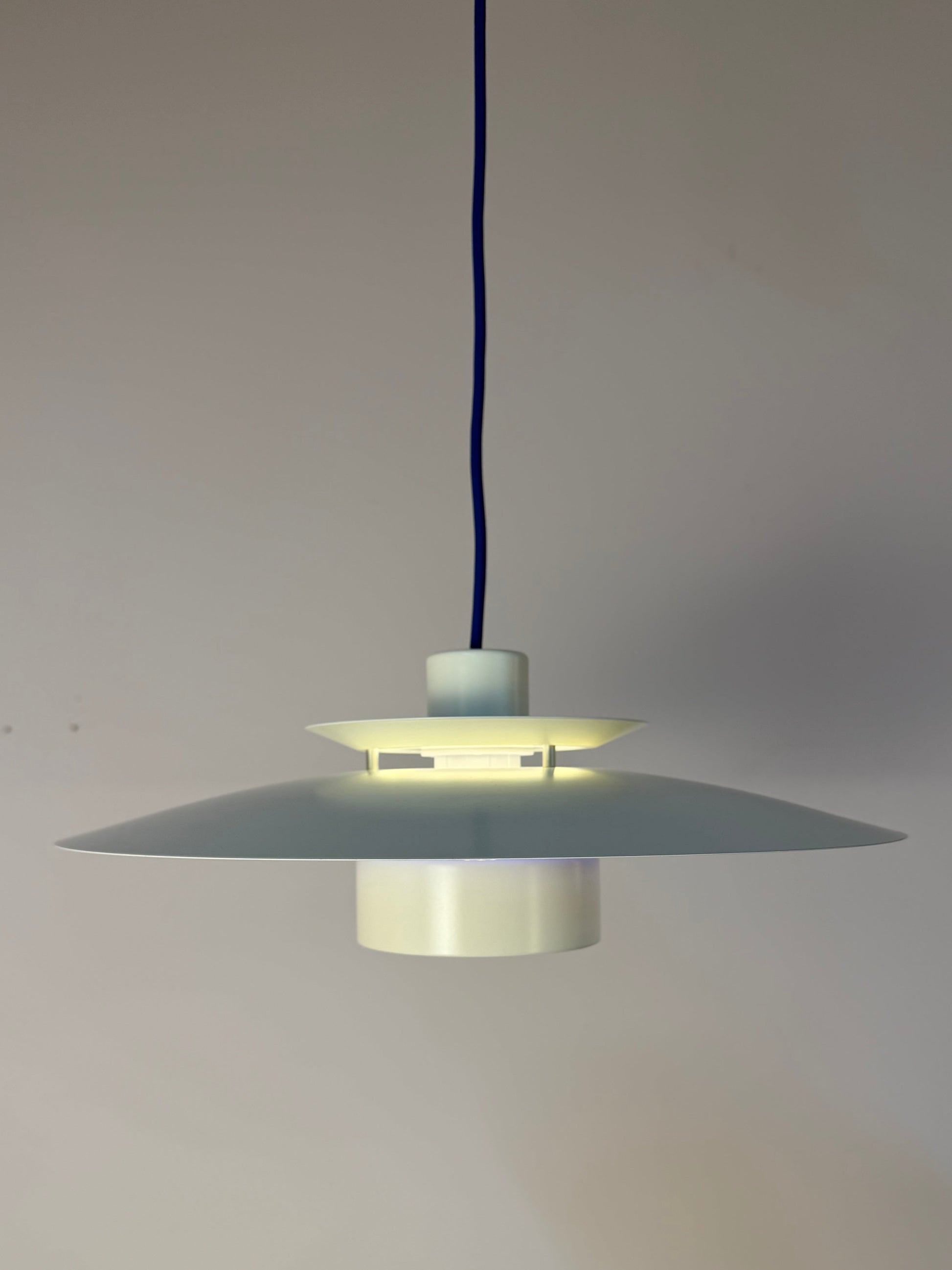 Lammellenlampe weiß mit blauem Akzent aus Dänemark