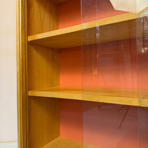Vitrine Esche mit roter Rückwand & neuen Chromfüßen von Hellerau