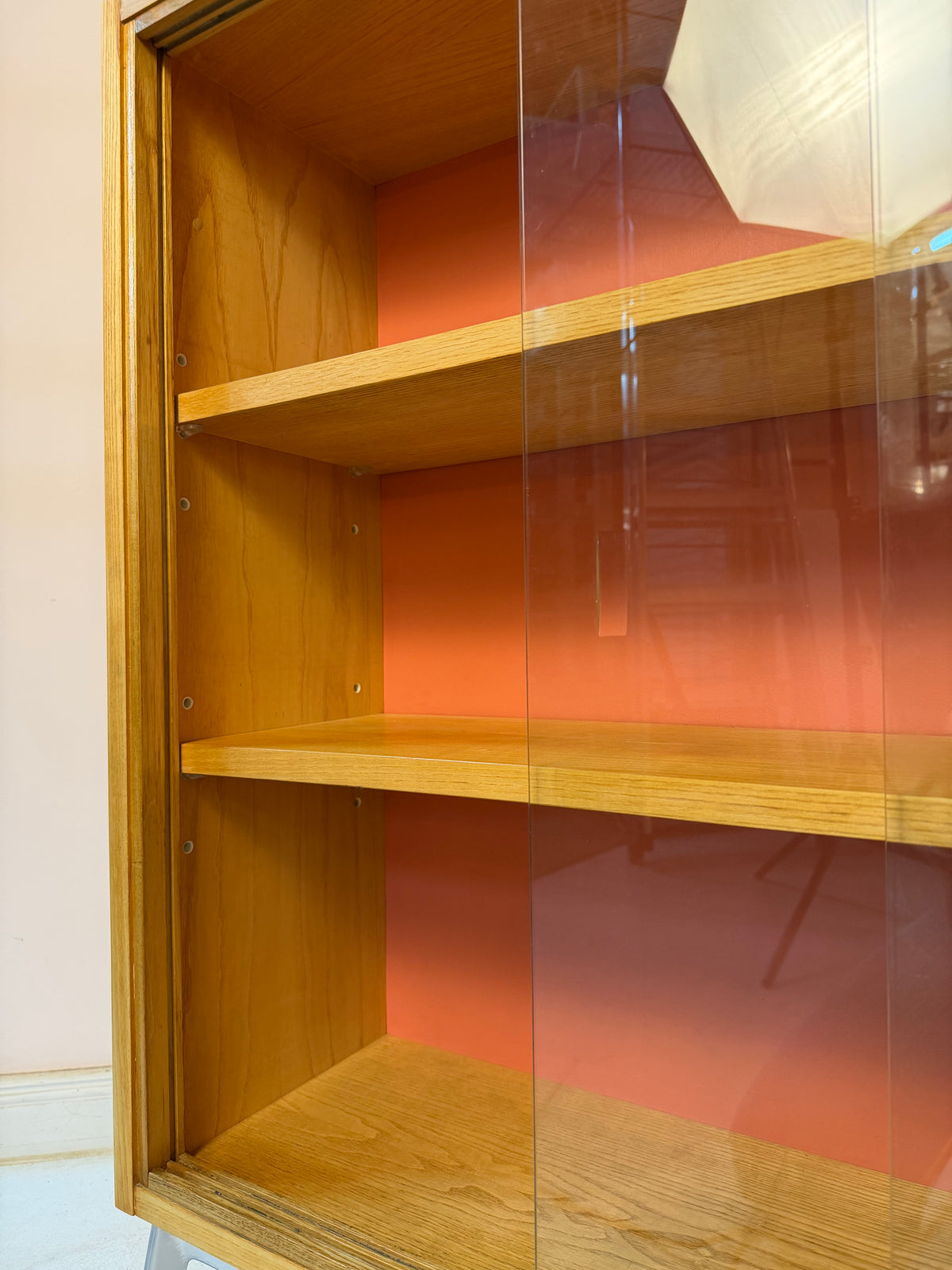 Vitrine Esche mit roter Rückwand & neuen Chromfüßen von Hellerau