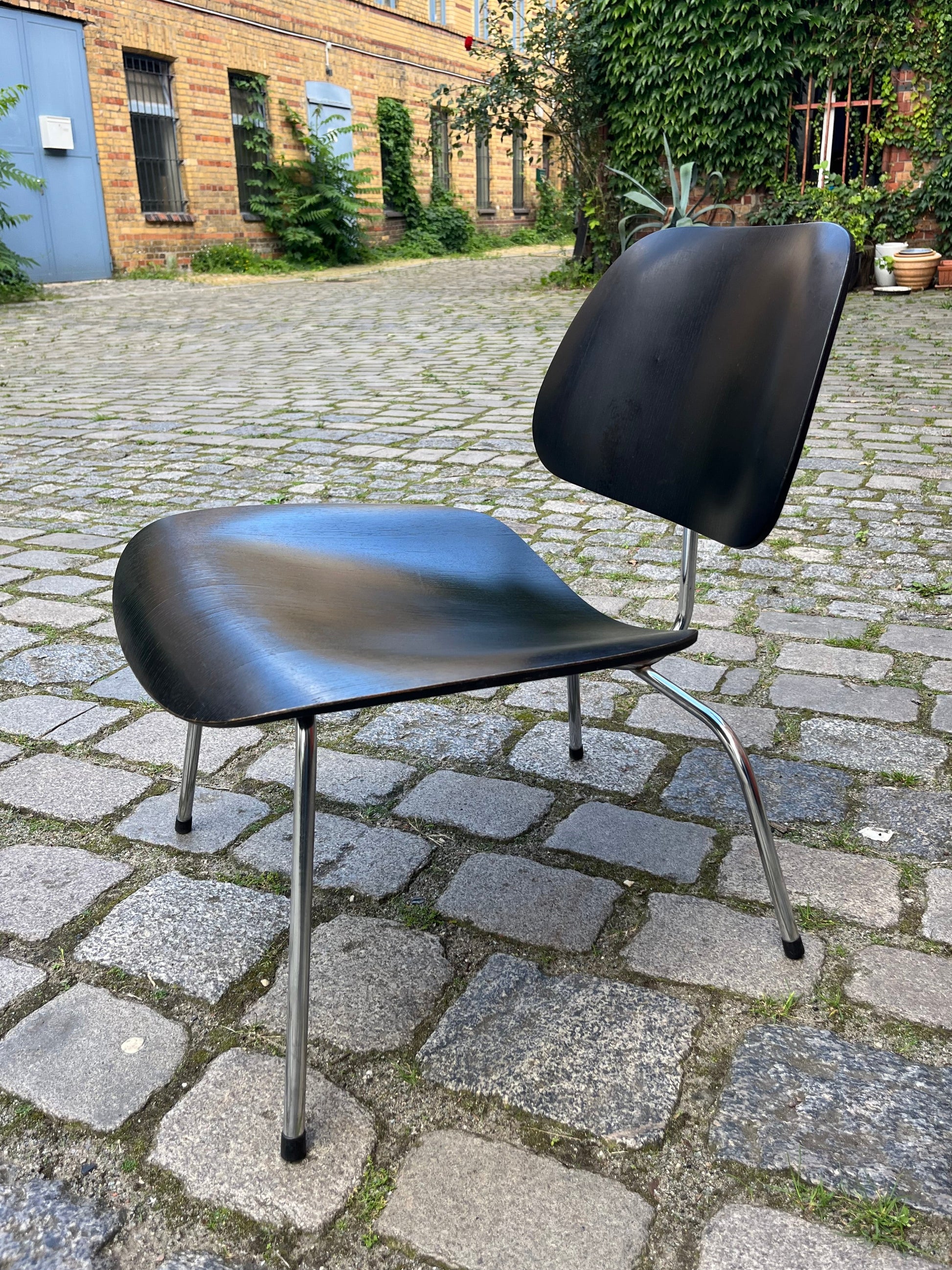 Sessel LCM schwarz Plywood von Ray & Charles Eames