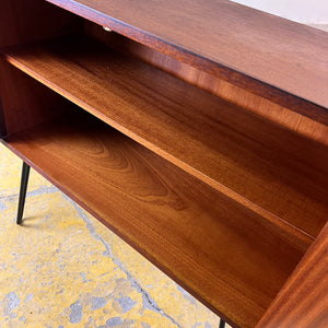 Schmale Kommode Teak auf Hairpinlegs aus Dänemark