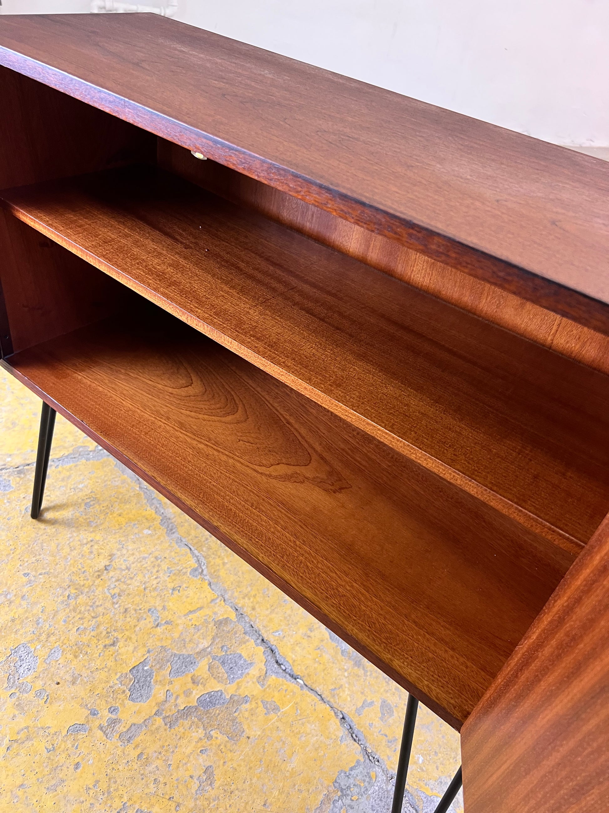 Schmale Kommode Teak auf Hairpinlegs aus Dänemark