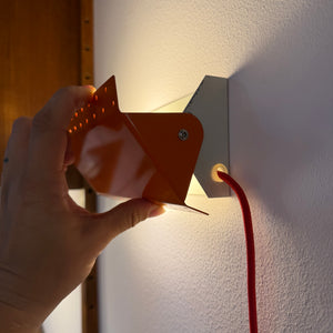 Wandlampe E.S. Horn orange mit beweglichen Visier
